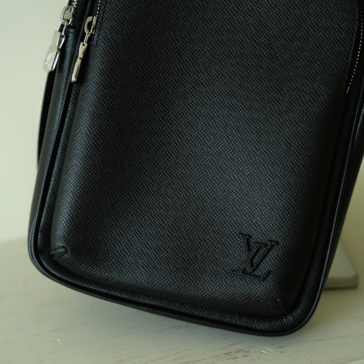 (AG37)LV 黑色男款胸包