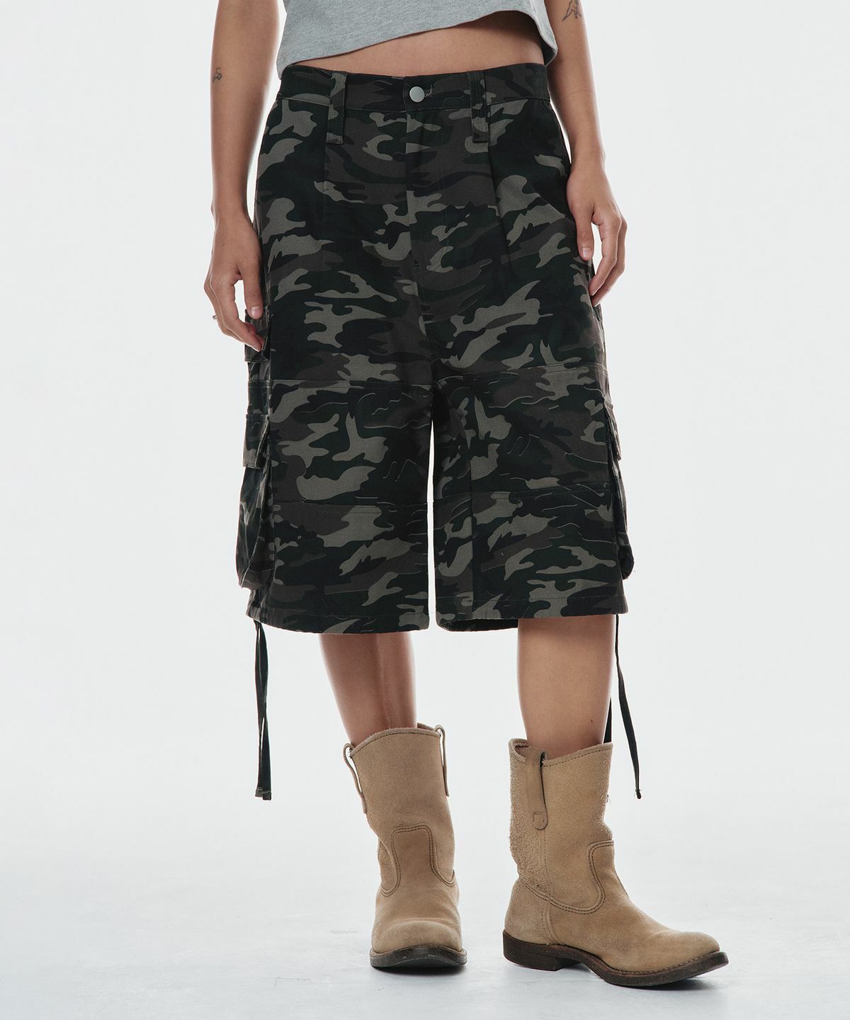 AMES WORLDWIDE AMES CARGO SHORTS