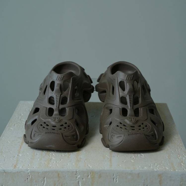 (CF31)Balenciaga 咖色洞洞鞋 39號