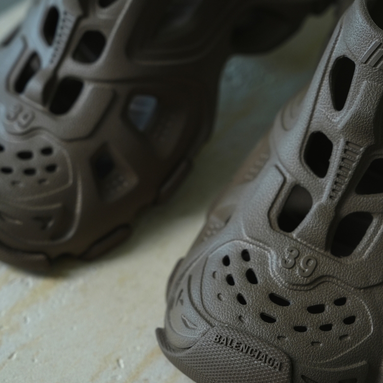 (CF31)Balenciaga 咖色洞洞鞋 39號