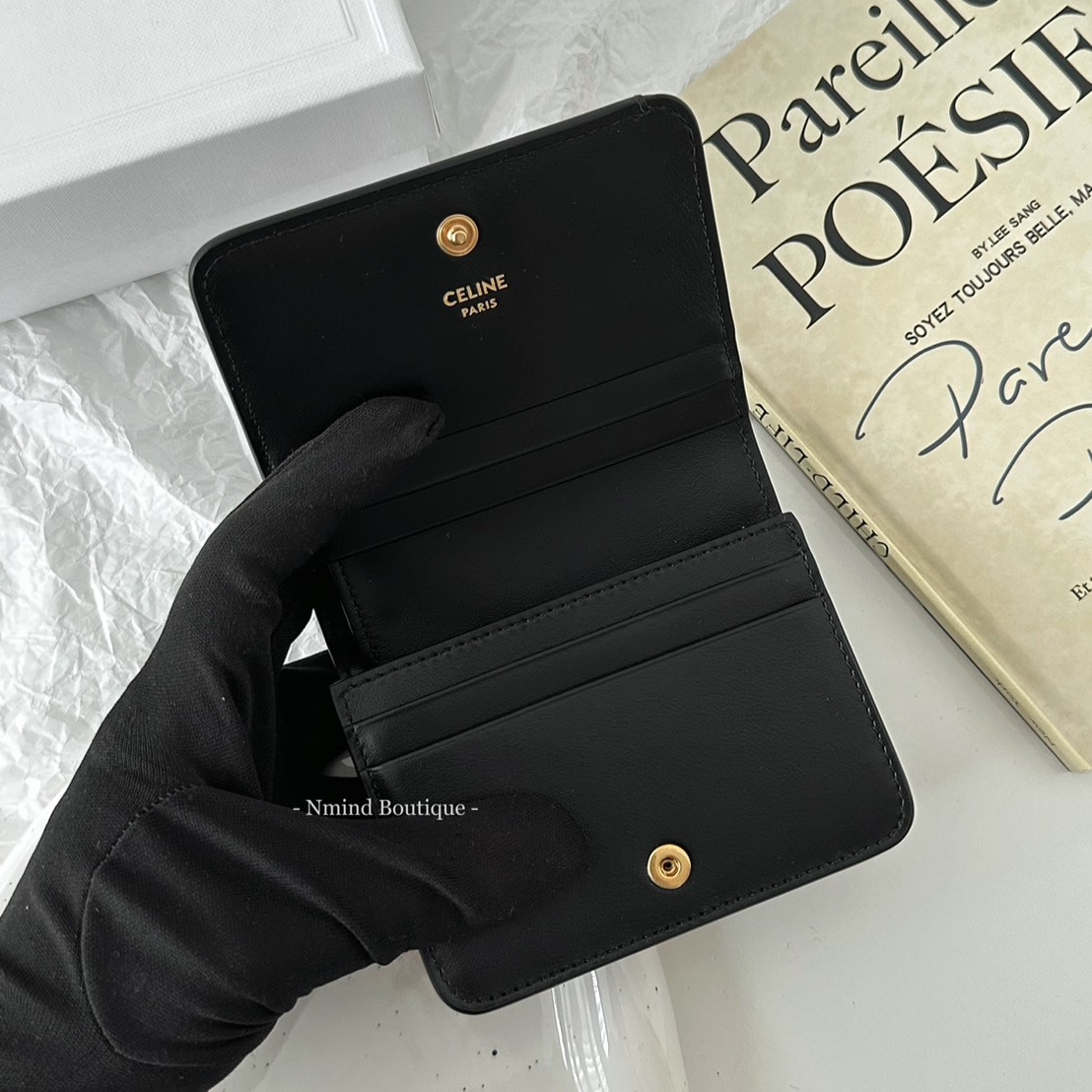 CELINE  TRIOMPHE COMPACT WALLET IN SHINY CALFSKIN / BLACK