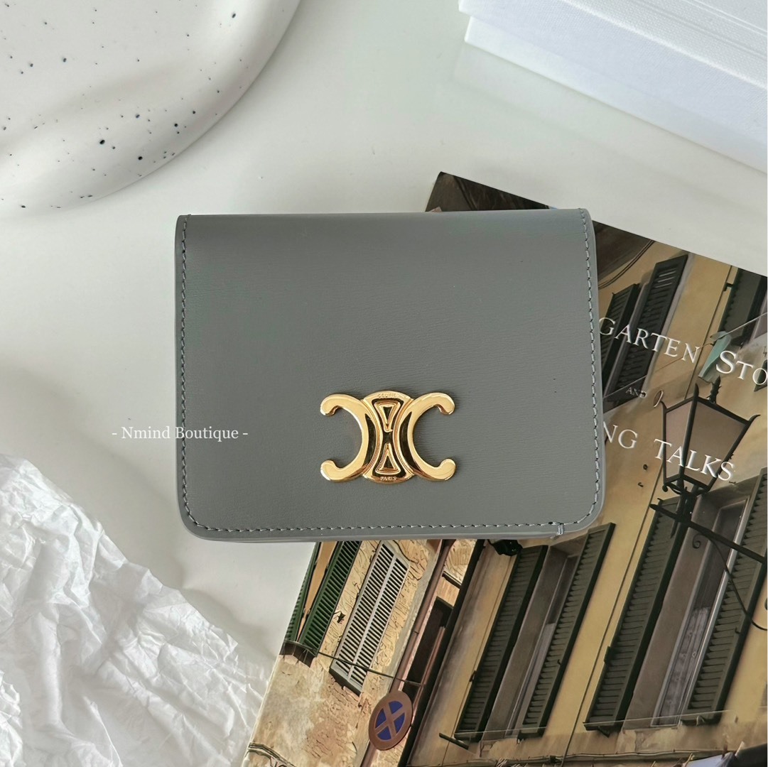 CELINE  TRIOMPHE COMPACT WALLET IN SHINY CALFSKIN / ZINC
