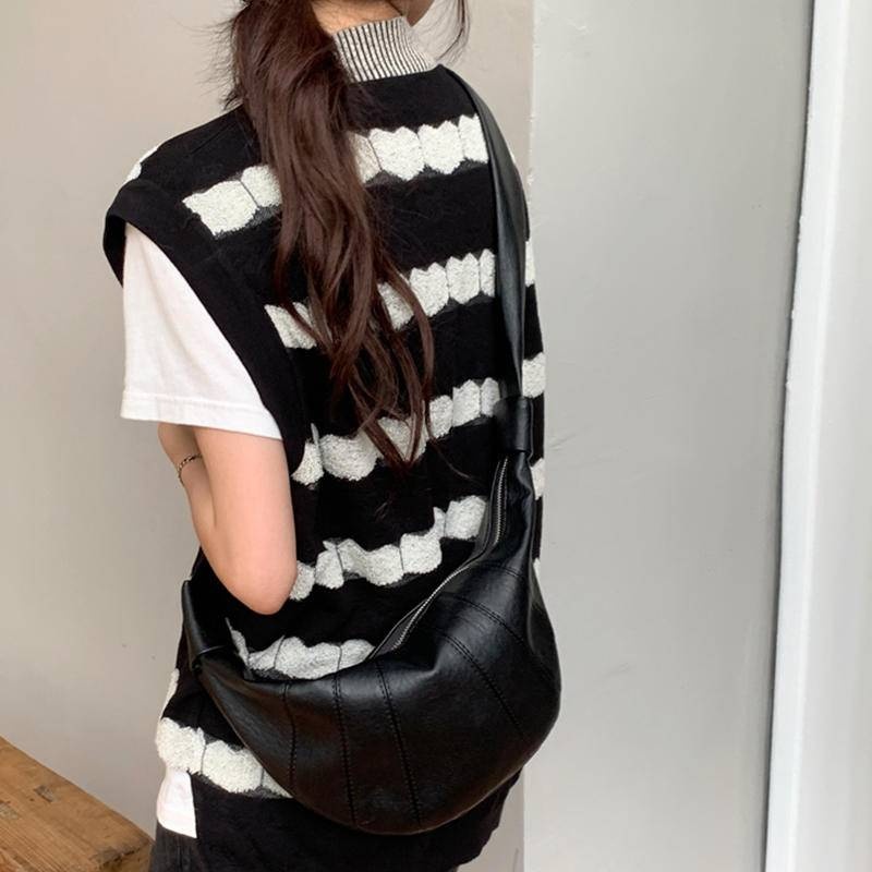 包包女 黑色包包 餃子包 牛角包 肩背包 斜背包 斜挎包 2022新款 復古 高級感 腰包 休閒單肩包 日系包包 299