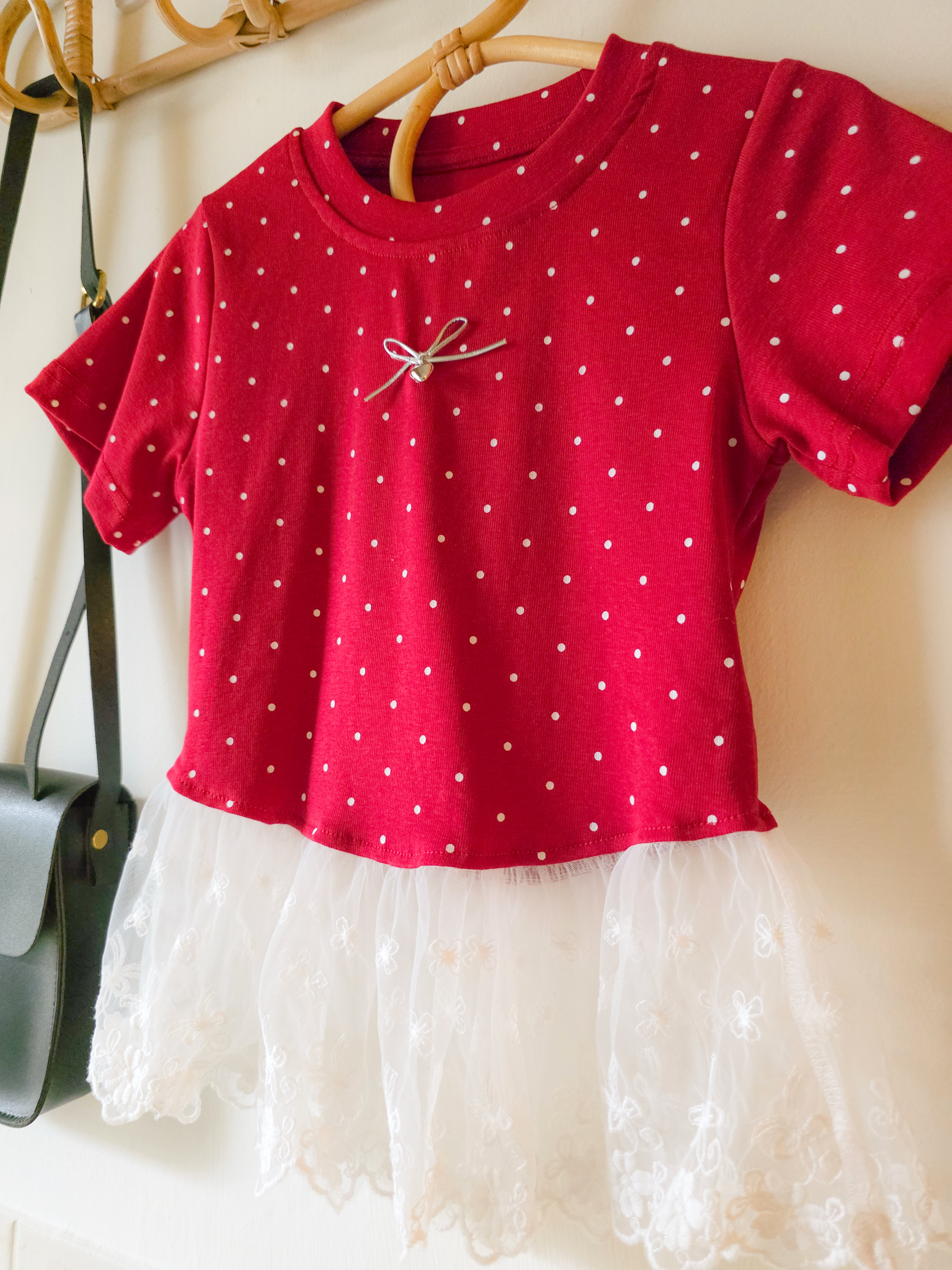 紅莓點點蕾絲裙擺 短袖上衣