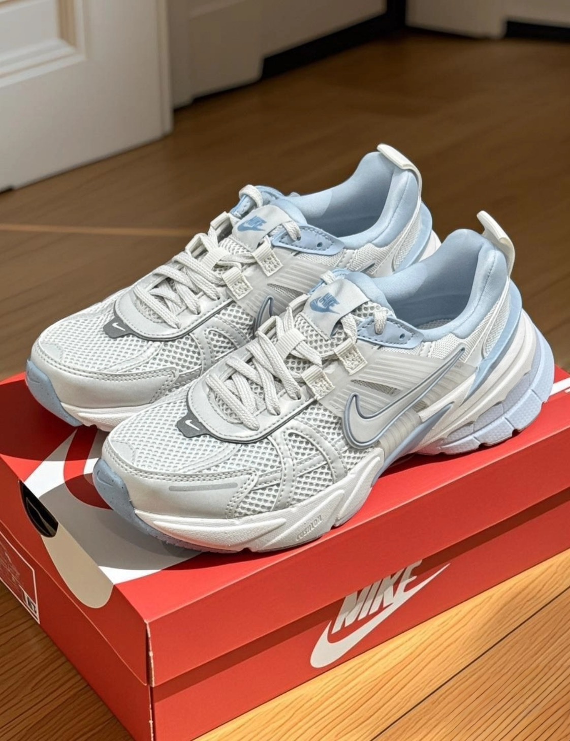 Nike V2K Run 女款 白灰色 休閒跑鞋