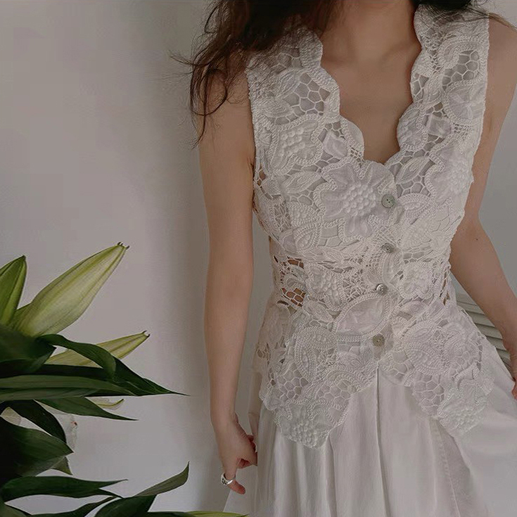 雲朵白花瓣滾邊排釦V領蕾絲背心XS-XL (Elegant & Love)