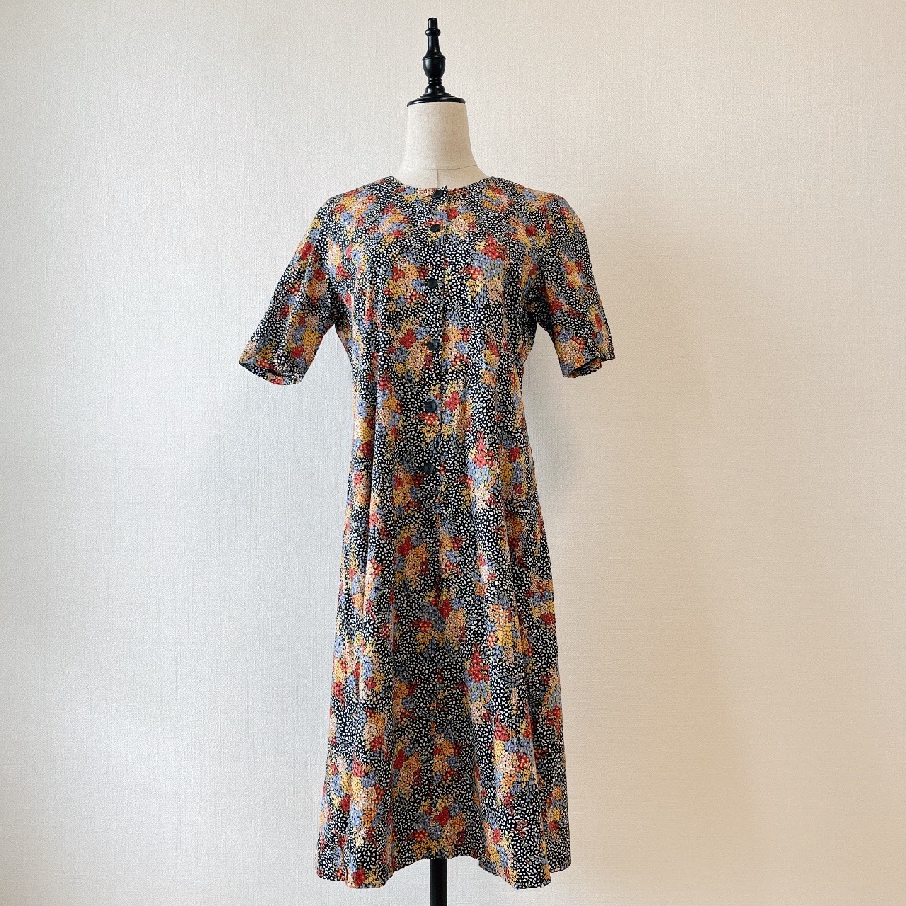 黑色碎花綿質短袖連身裙