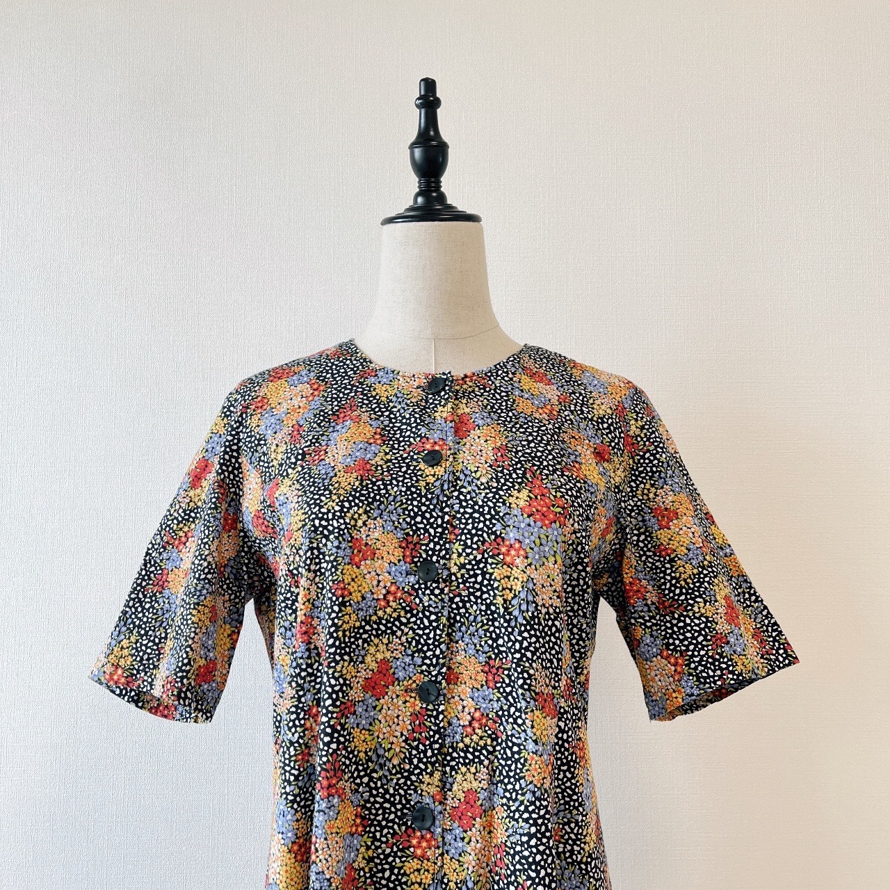 黑色碎花綿質短袖連身裙