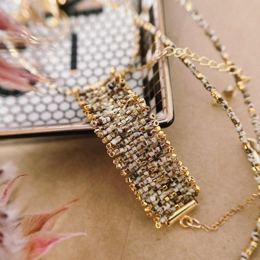 派對金靈 - 霧白帶綠褐版 | 短版寬帶串珠編織手鍊