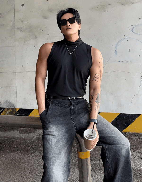 肌肉貼合高領無袖上衣