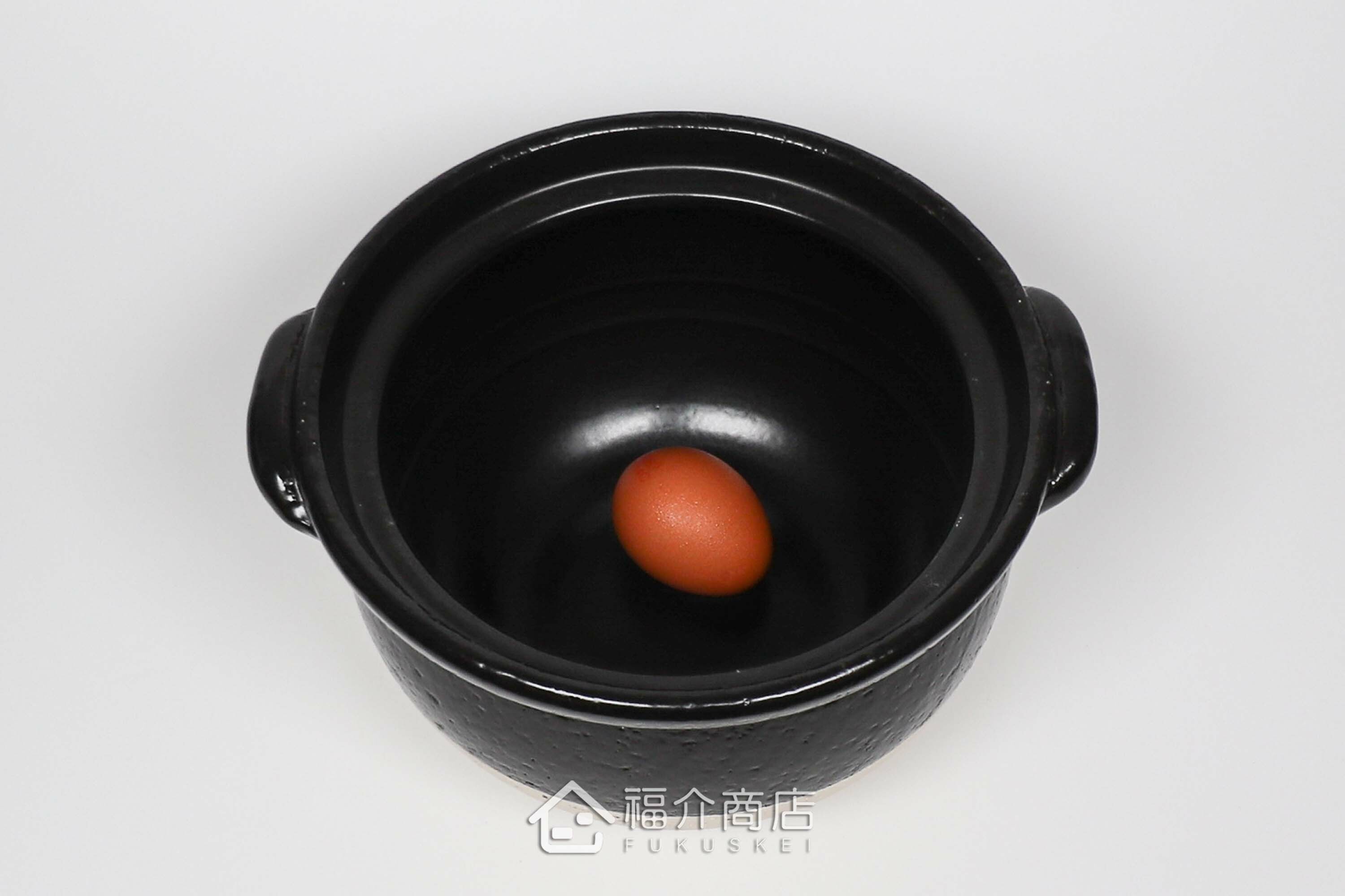 煮飯用陶瓷材質的飯鍋與土雞蛋