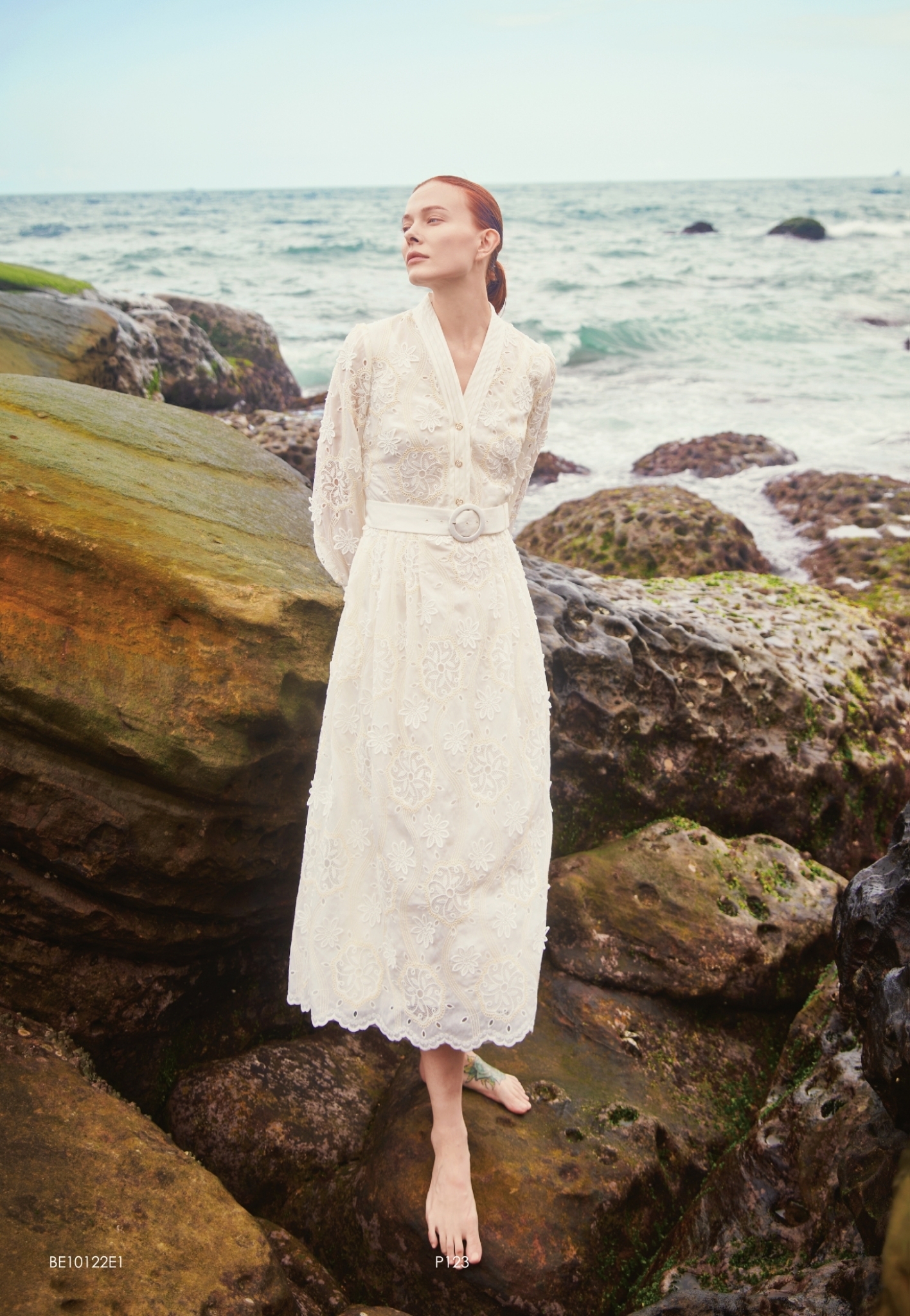 BE10122E1 棉薄紗刺繡蕾絲v領長洋 (附腰帶)