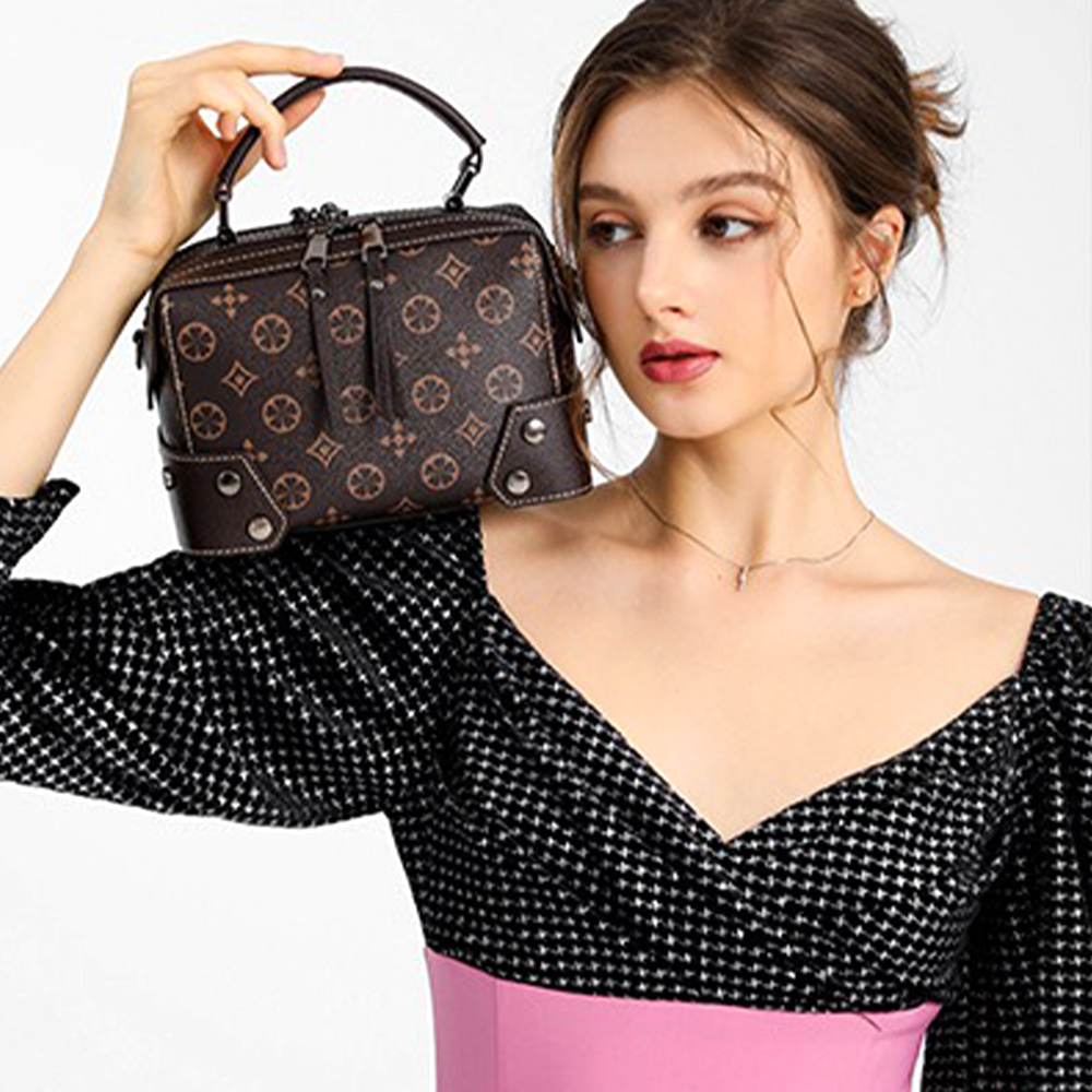 斜背包 手提包 波士頓包 小方包 小包包 奶茶色包包 老花包包 皮革包包 印花包包 復古包包 寬肩帶包包 禮物 499