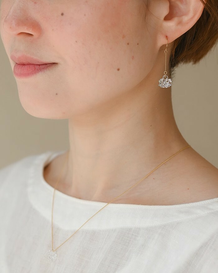 HARIO Lampwork Factory - 手工玻璃針式耳環 / 白三葉草