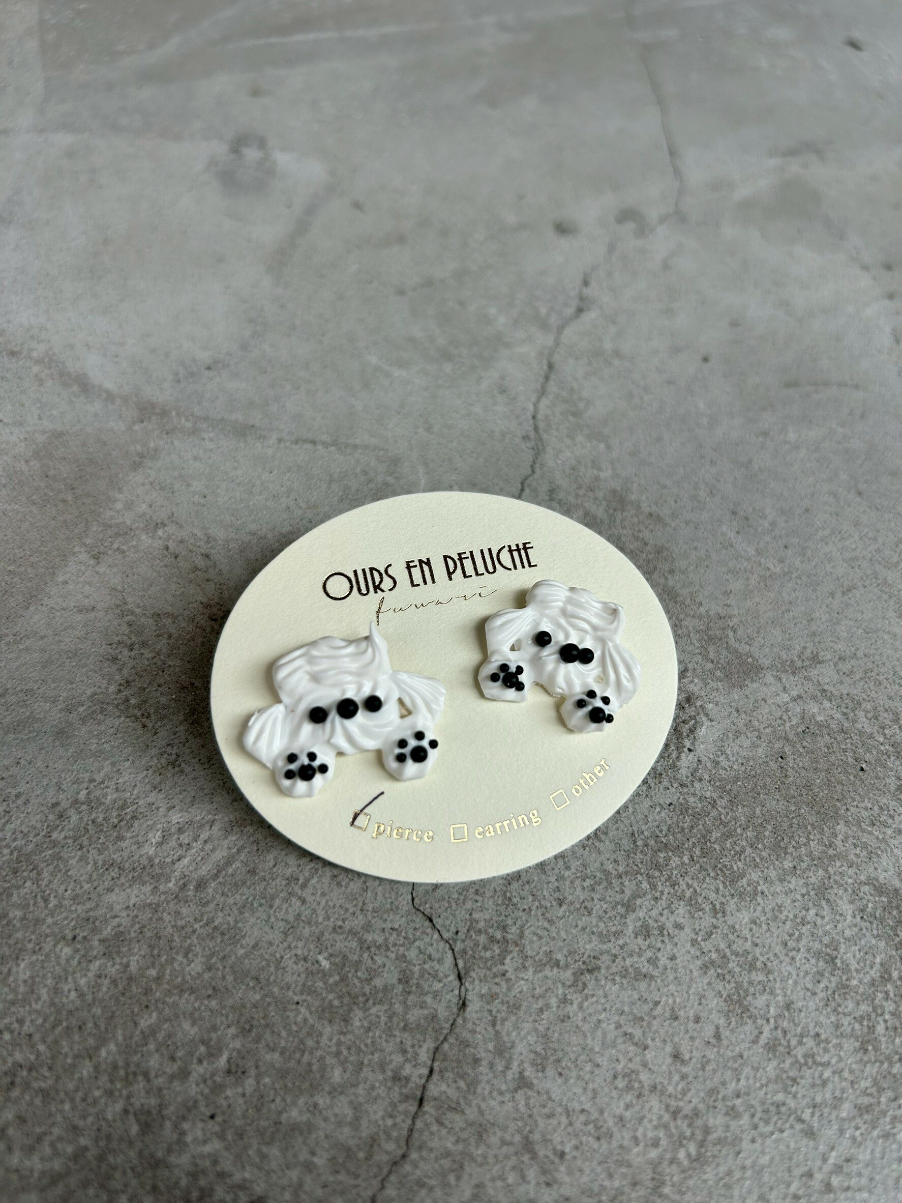 [OURS EN PELUCHE] 奶油小狗腳印耳環 | 耳針 | NO.8