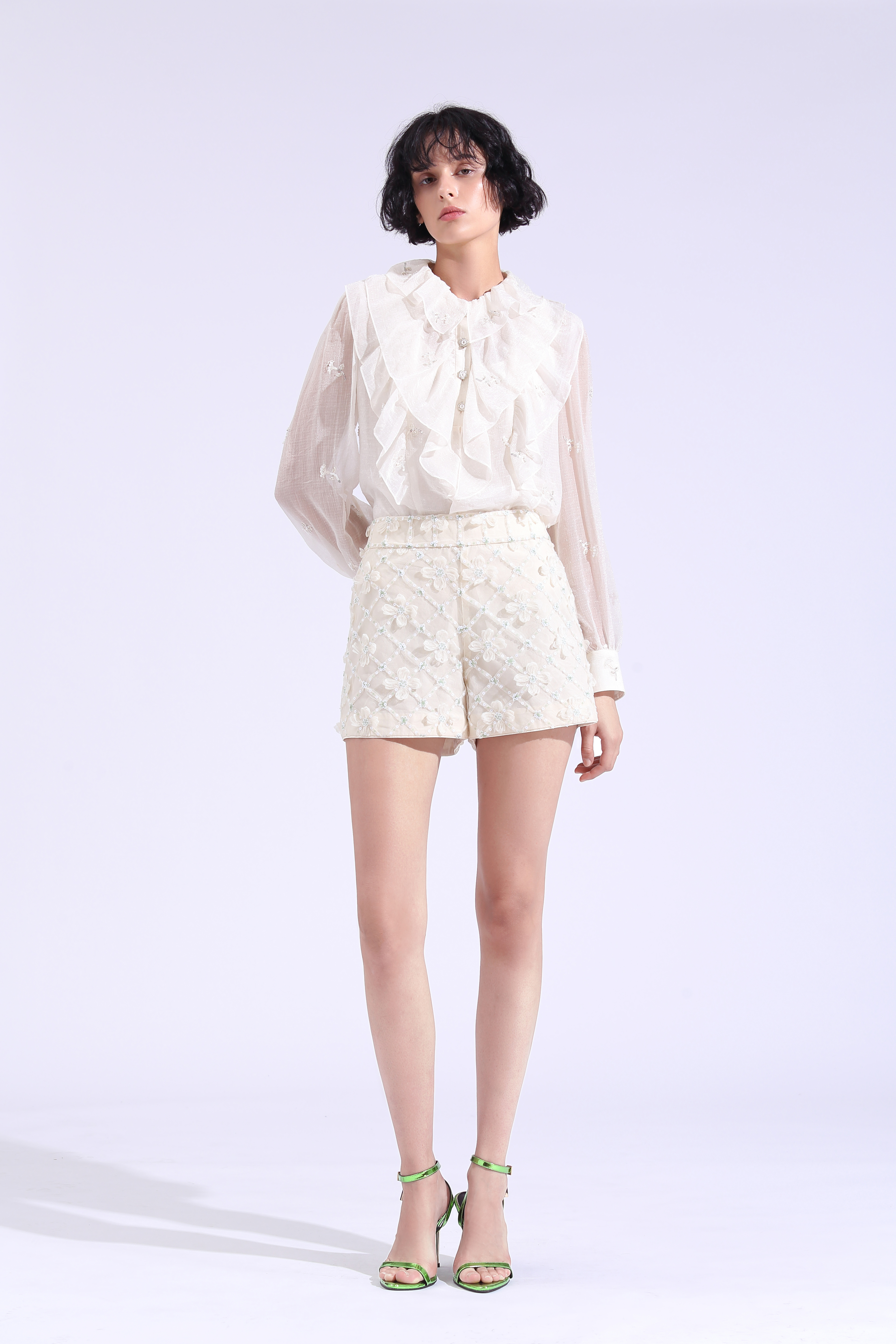 BE10015B1 菱格刺繡小花短褲