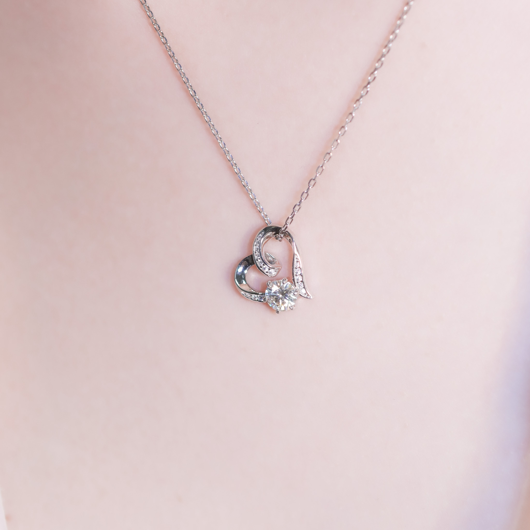 | 925純銀・厚鍍白金・莫桑石 | 心底的愛意項鍊 | NE1391 |