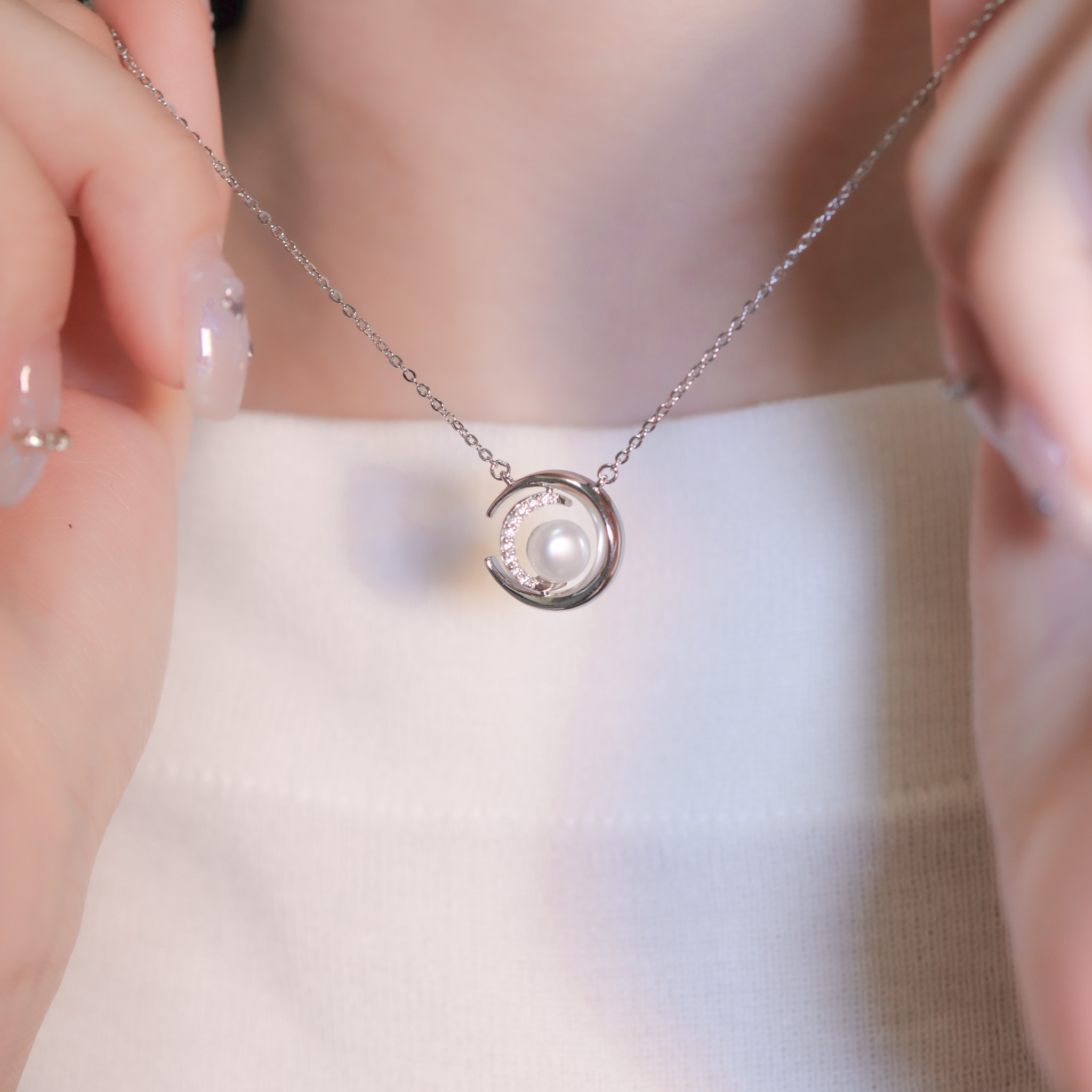 | 925純銀・厚鍍白金・珍珠 | 月亮的擁抱項鍊 | NE1375 |