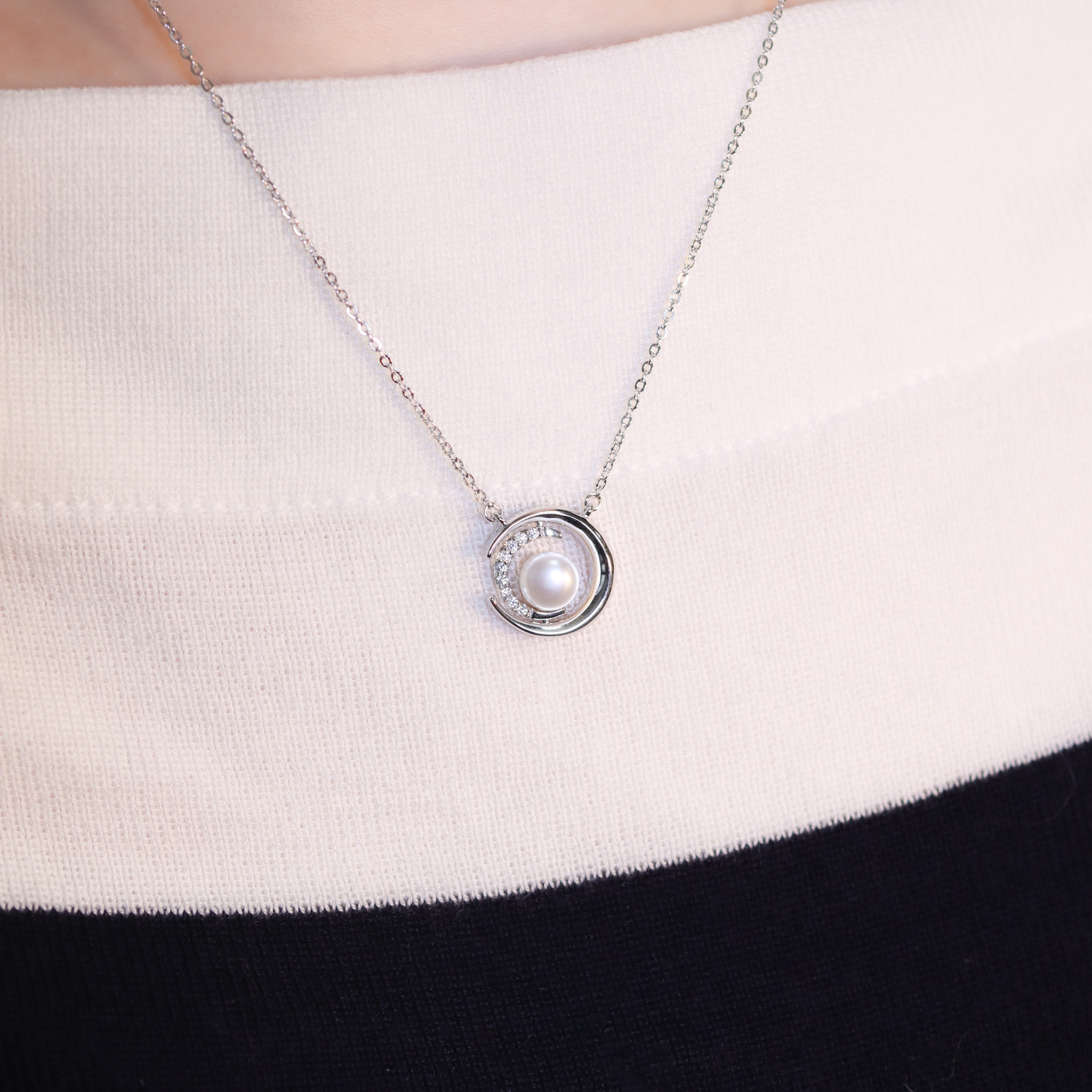 | 925純銀・厚鍍白金・珍珠 | 月亮的擁抱項鍊 | NE1375 |