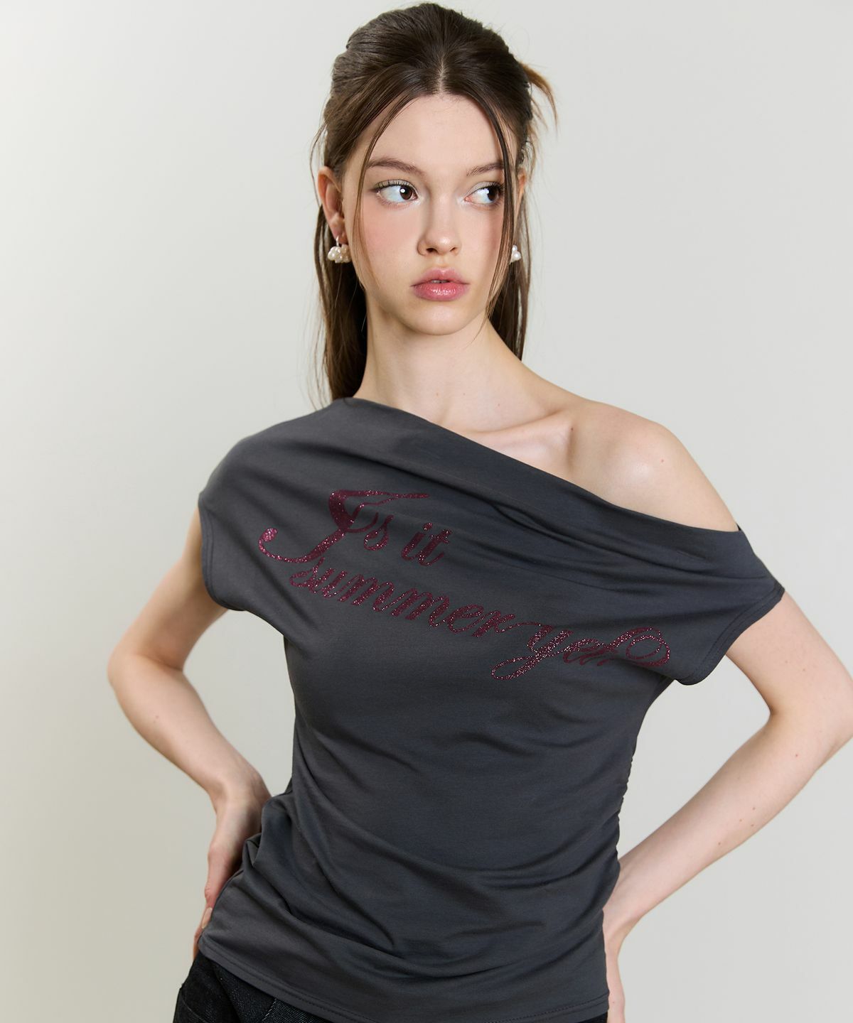 LUVISTRUE SM GLITTER OFFSHOULDER TEE