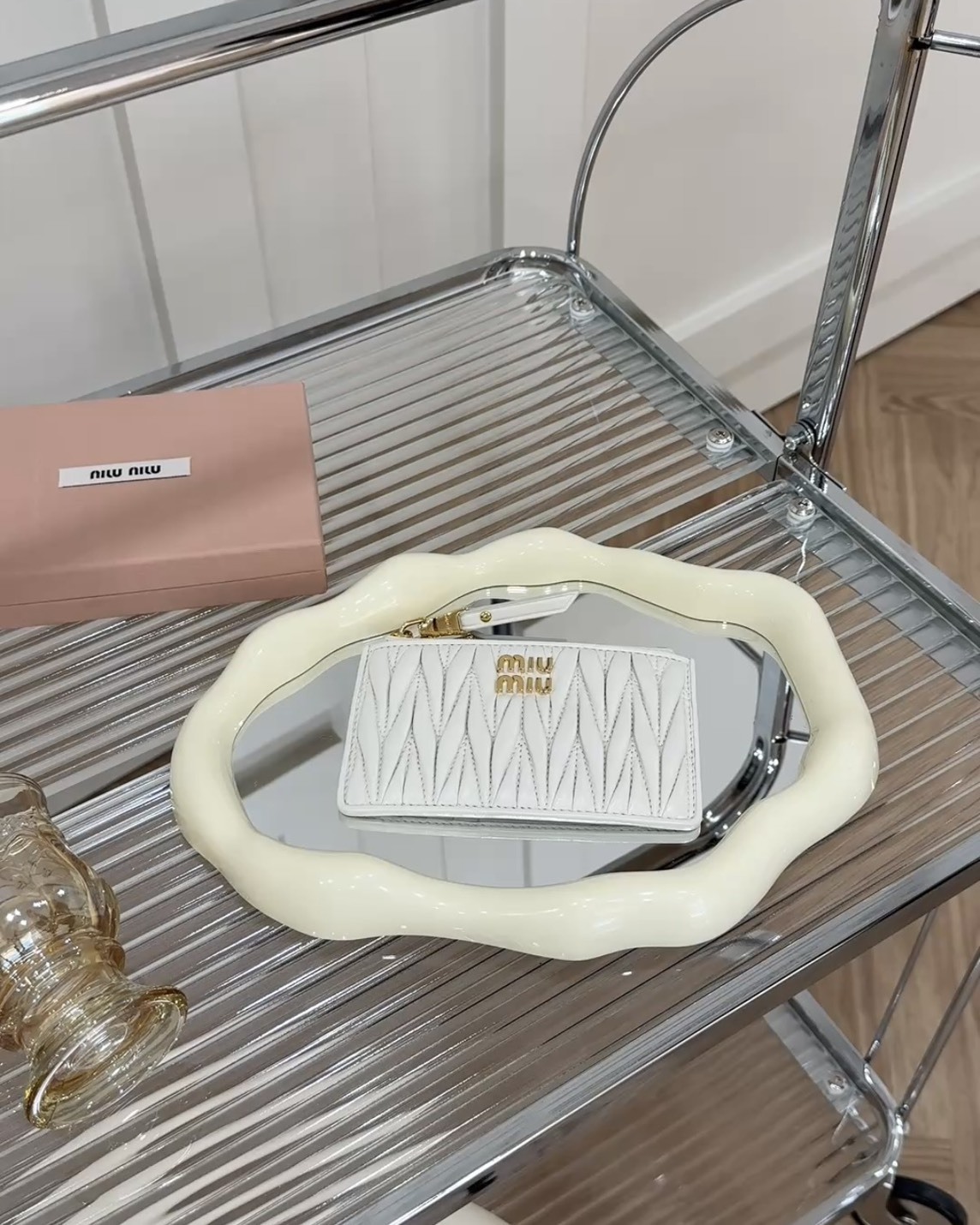 MIUMIU｜MATELASSE 一字拉鍊小錢包 白色