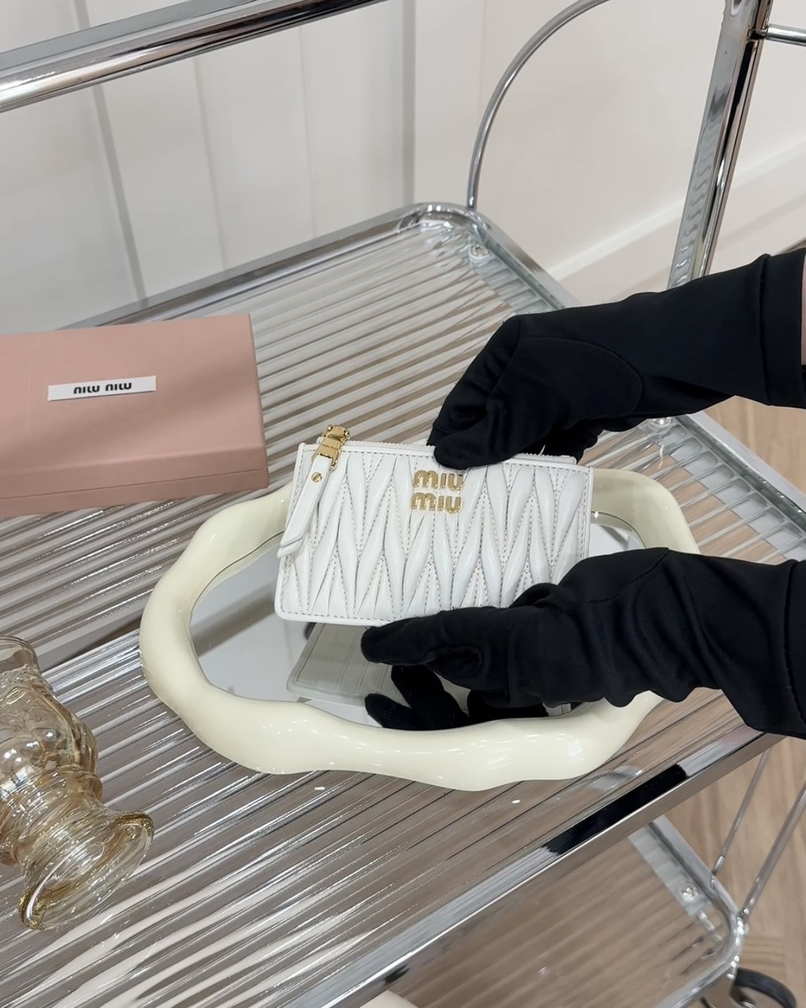 MIUMIU｜MATELASSE 一字拉鍊小錢包 白色