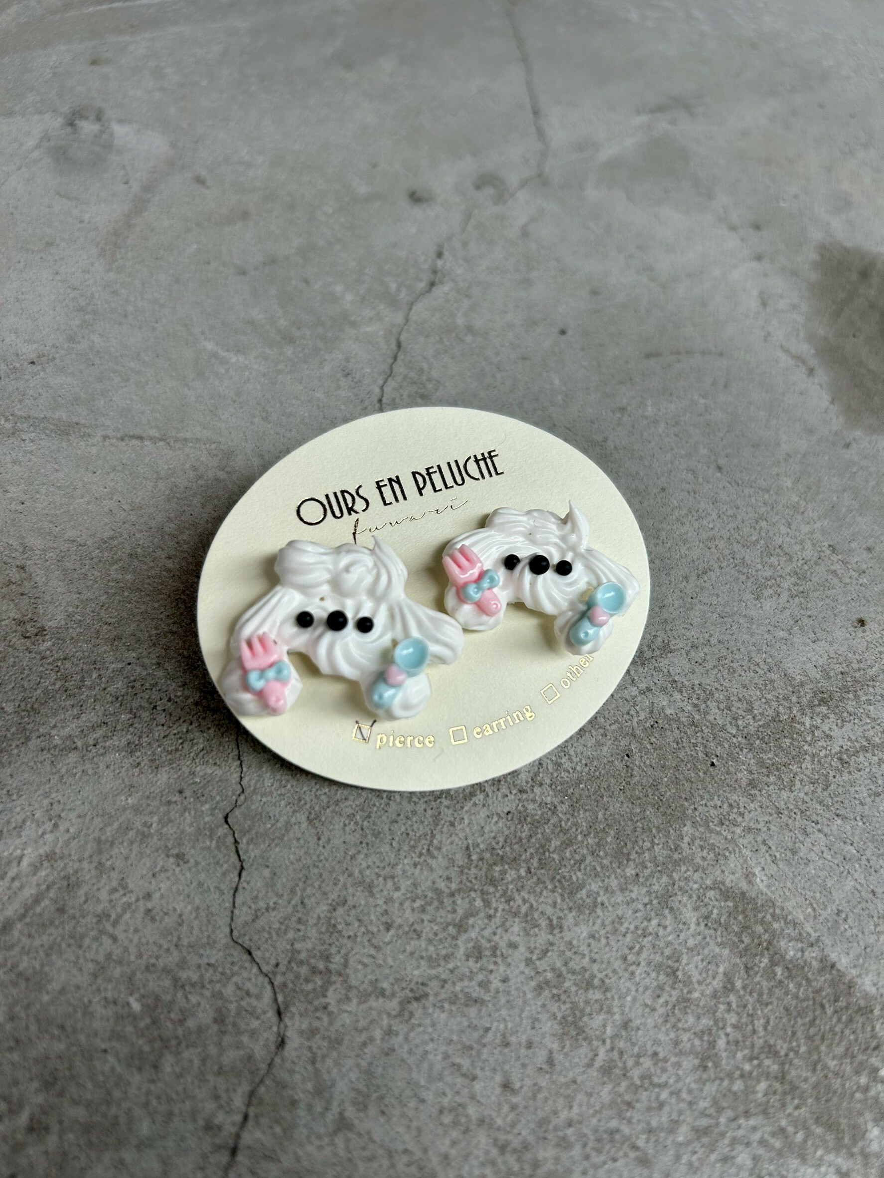 [OURS EN PELUCHE] 奶油小狗用餐中耳環 | 耳針 | NO.10