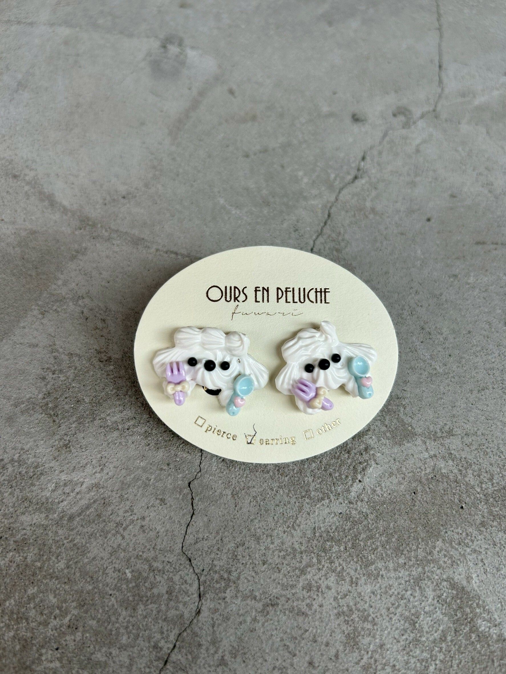 [OURS EN PELUCHE] 奶油小狗用餐中耳環 | 耳夾 | NO.11