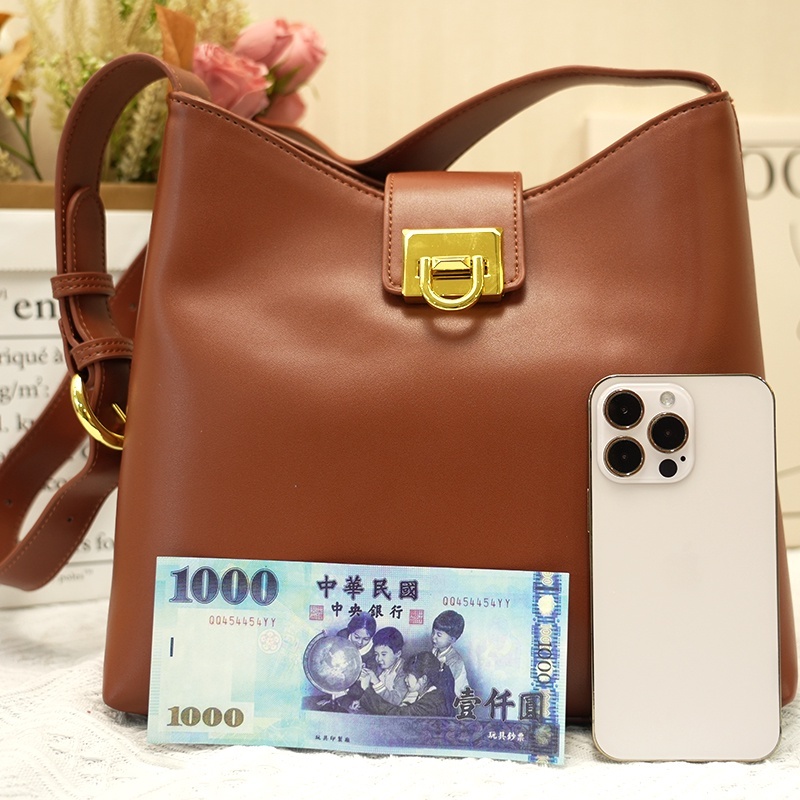 女包 腋下包 斜背包 牛皮包包 真皮包包 精品 名牌 法式 小眾包包 水桶包 好看包包 時尚 百搭包包 斜跨包 015