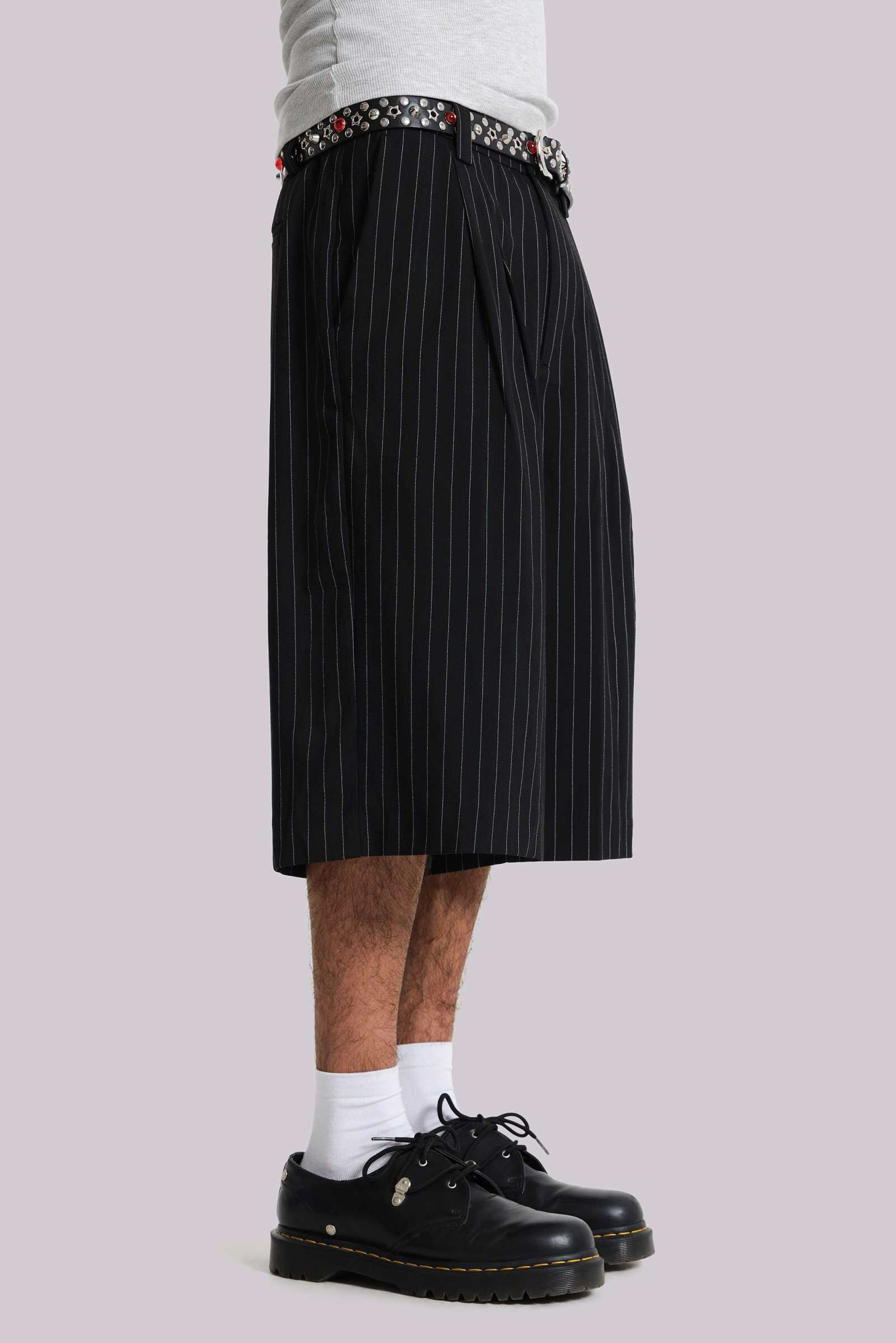 Jaded London / BLACK PINSTRIPE GOLIATH BAGGY SHORTS Jaded London / BLACK PINSTRIPE GOLIATH BAGGY SHORTS