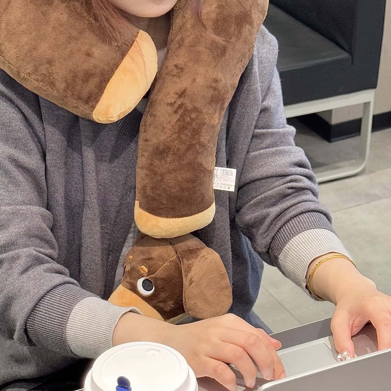 臘腸狗 問號造型 頸枕 可抽拉 有趣 趣味 抱枕 可愛創意 玩偶