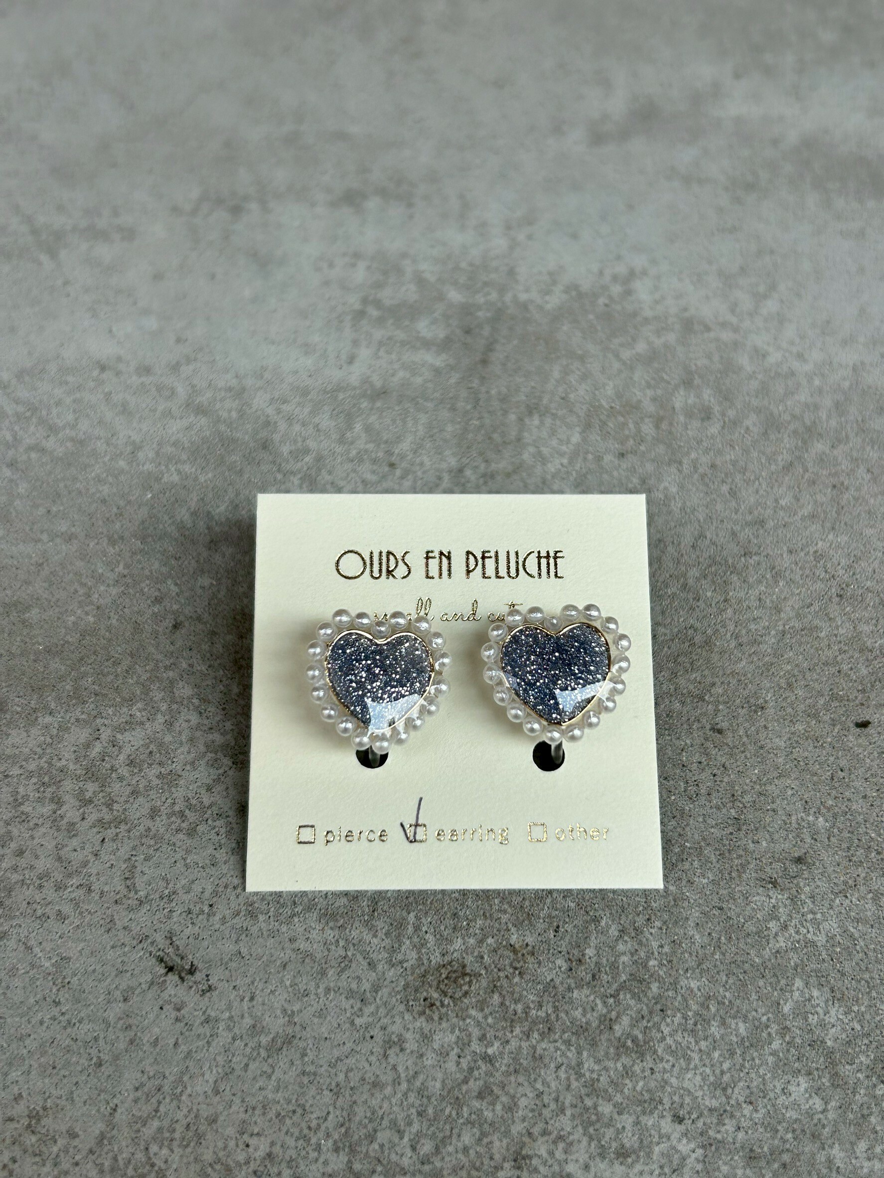 [OURS EN PELUCHE] 迷你珍珠愛心耳環 | 閃亮藍 | 耳夾 | NO.47
