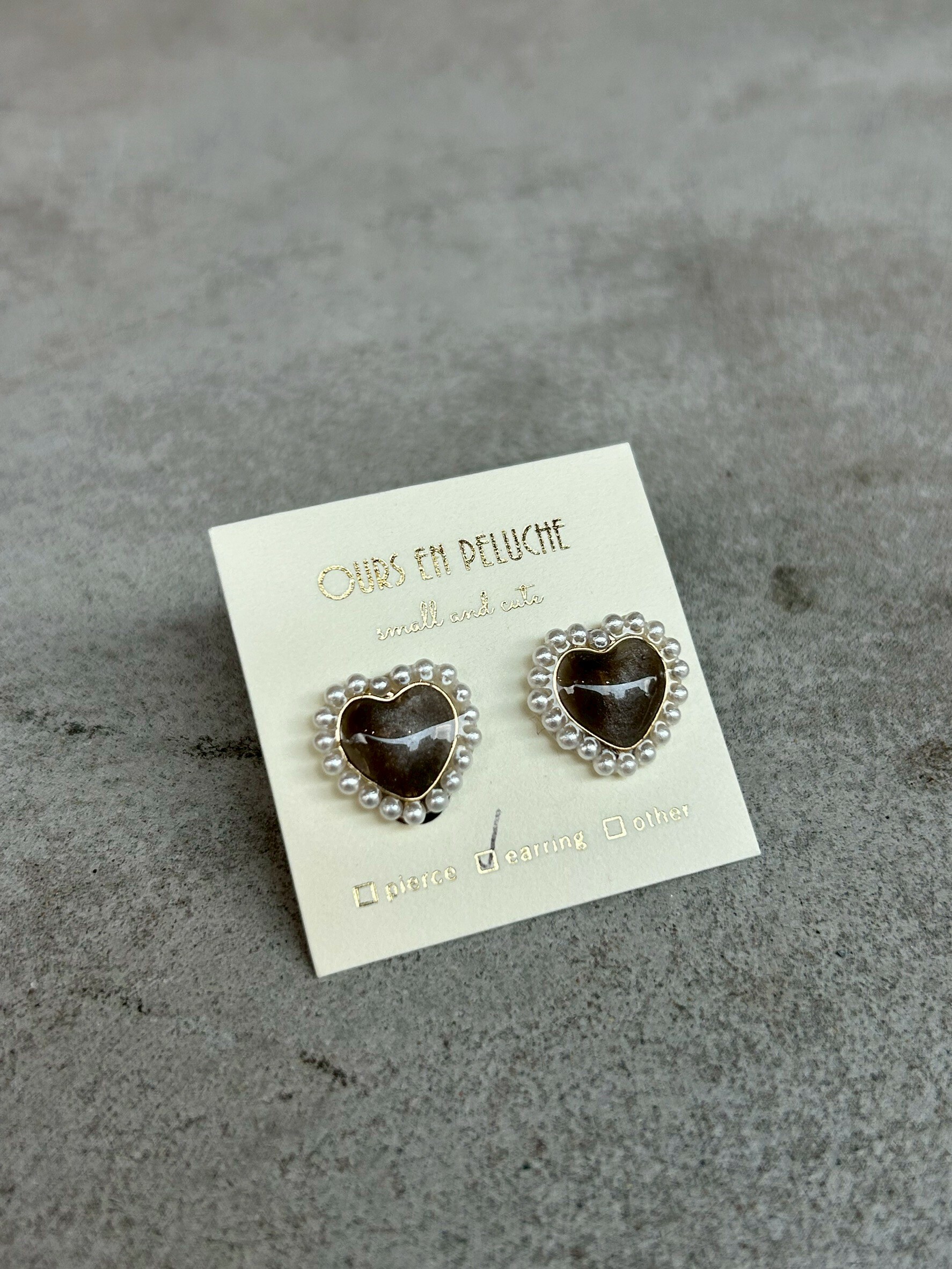 [OURS EN PELUCHE] 迷你珍珠愛心耳環 | 貓眼黑 | 耳針 | NO.50