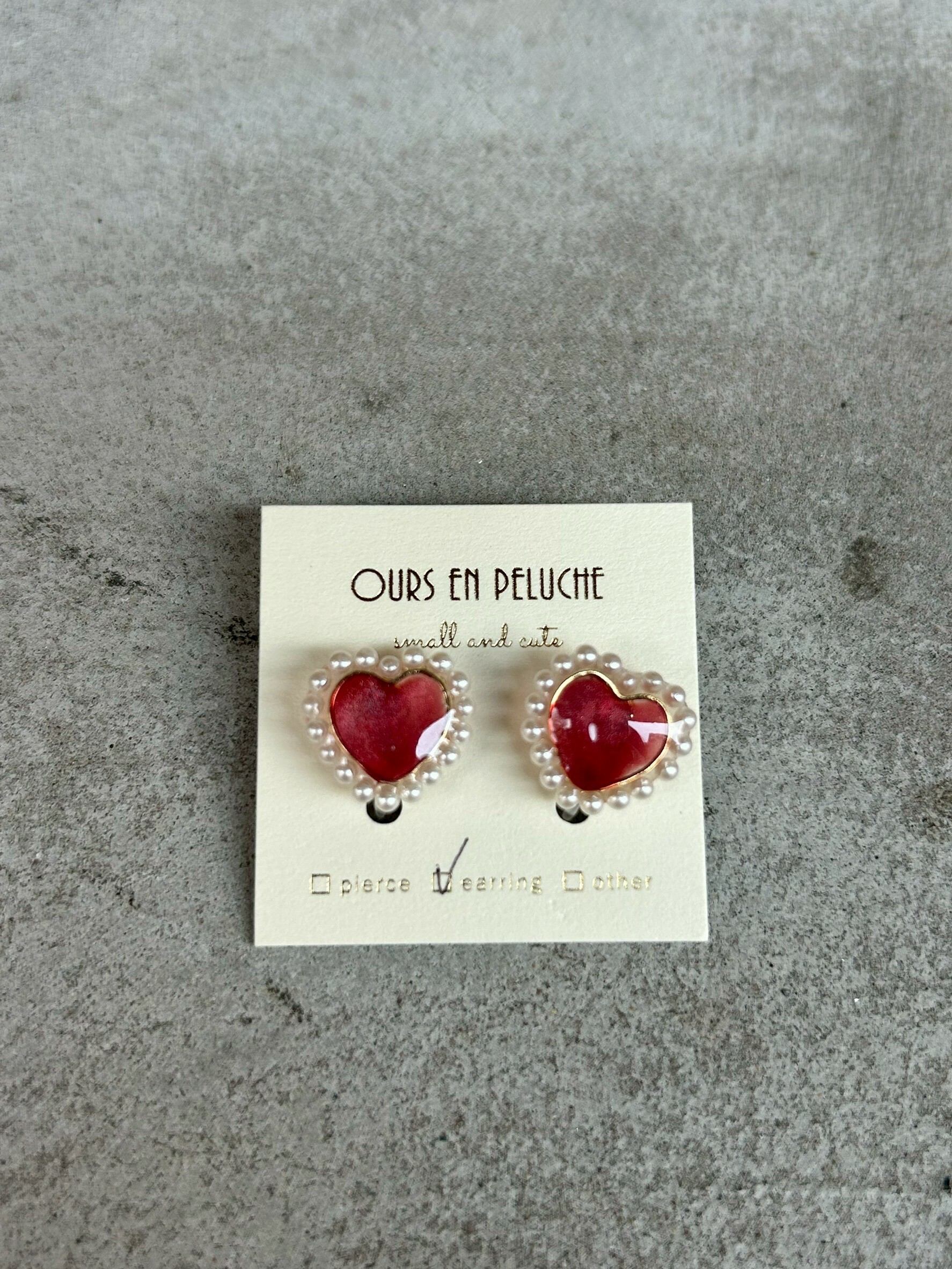 [OURS EN PELUCHE] 迷你珍珠愛心耳環 | 貓眼紅 | 耳夾 | NO.53