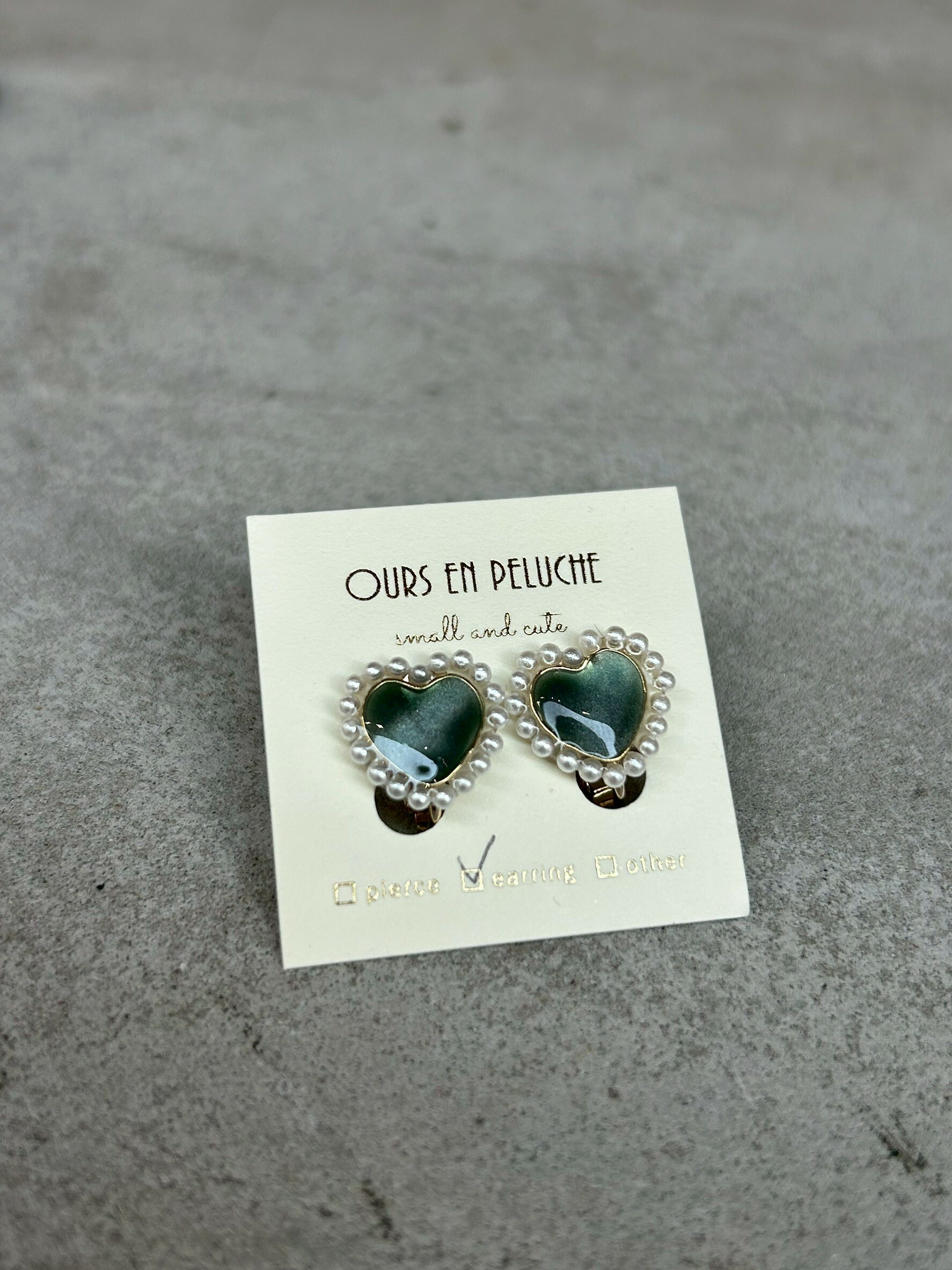 [OURS EN PELUCHE] 迷你珍珠愛心耳環 | 貓眼綠 | 耳針 | NO.54