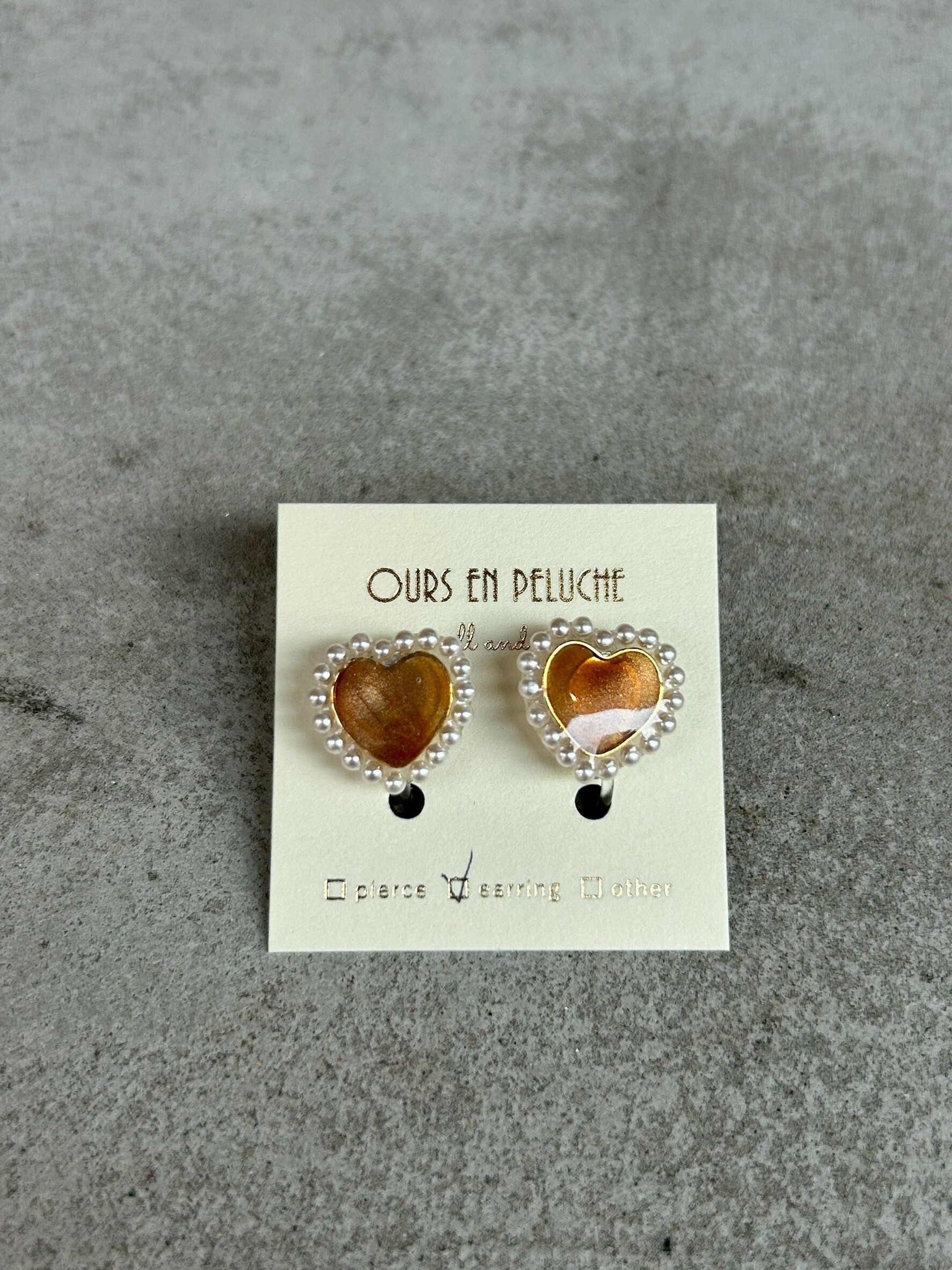 [OURS EN PELUCHE] 迷你珍珠愛心耳環 | 貓眼橘 | 耳針 | NO.56
