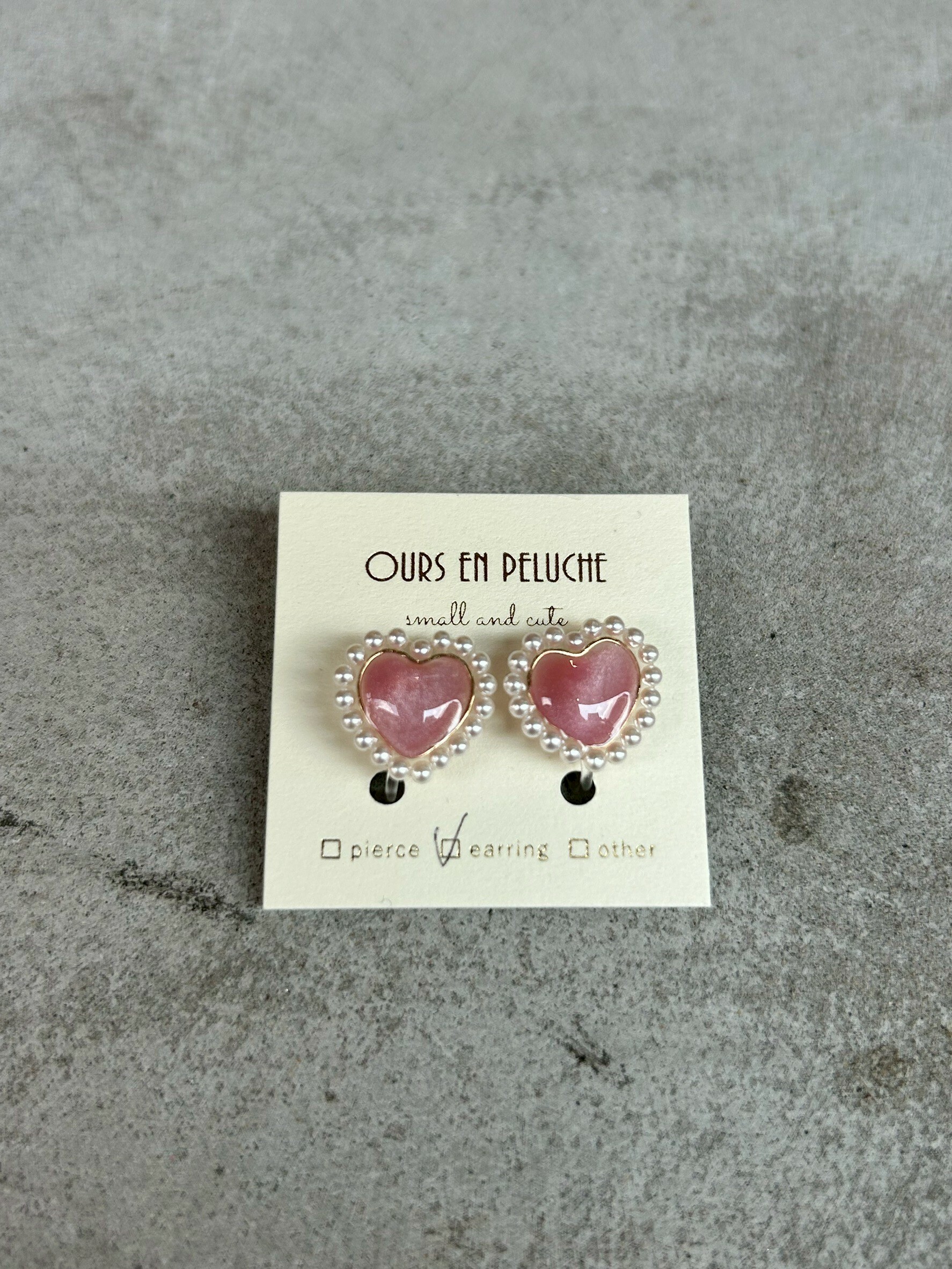 [OURS EN PELUCHE] 迷你珍珠愛心耳環 | 貓眼粉 | 耳針 | NO.58
