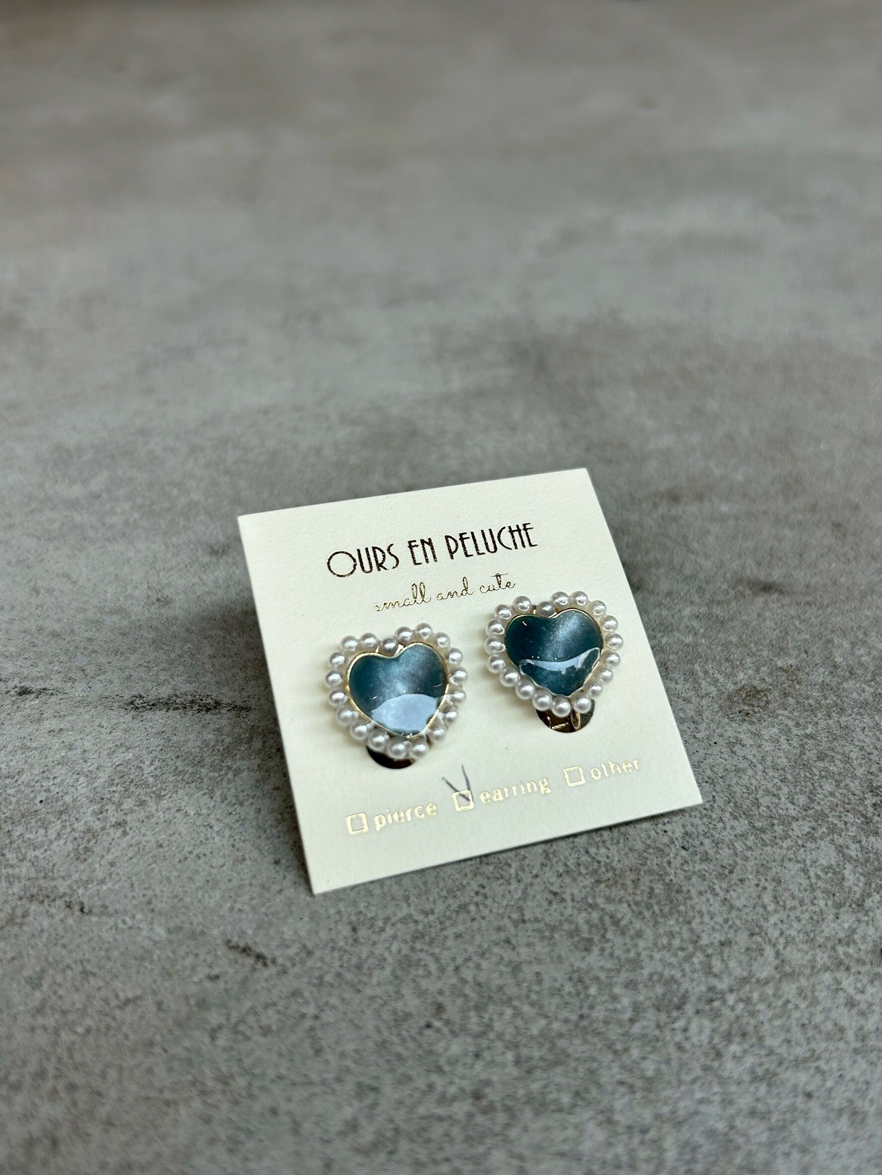 [OURS EN PELUCHE] 迷你珍珠愛心耳環 | 貓眼藍 | 耳針 | NO.62