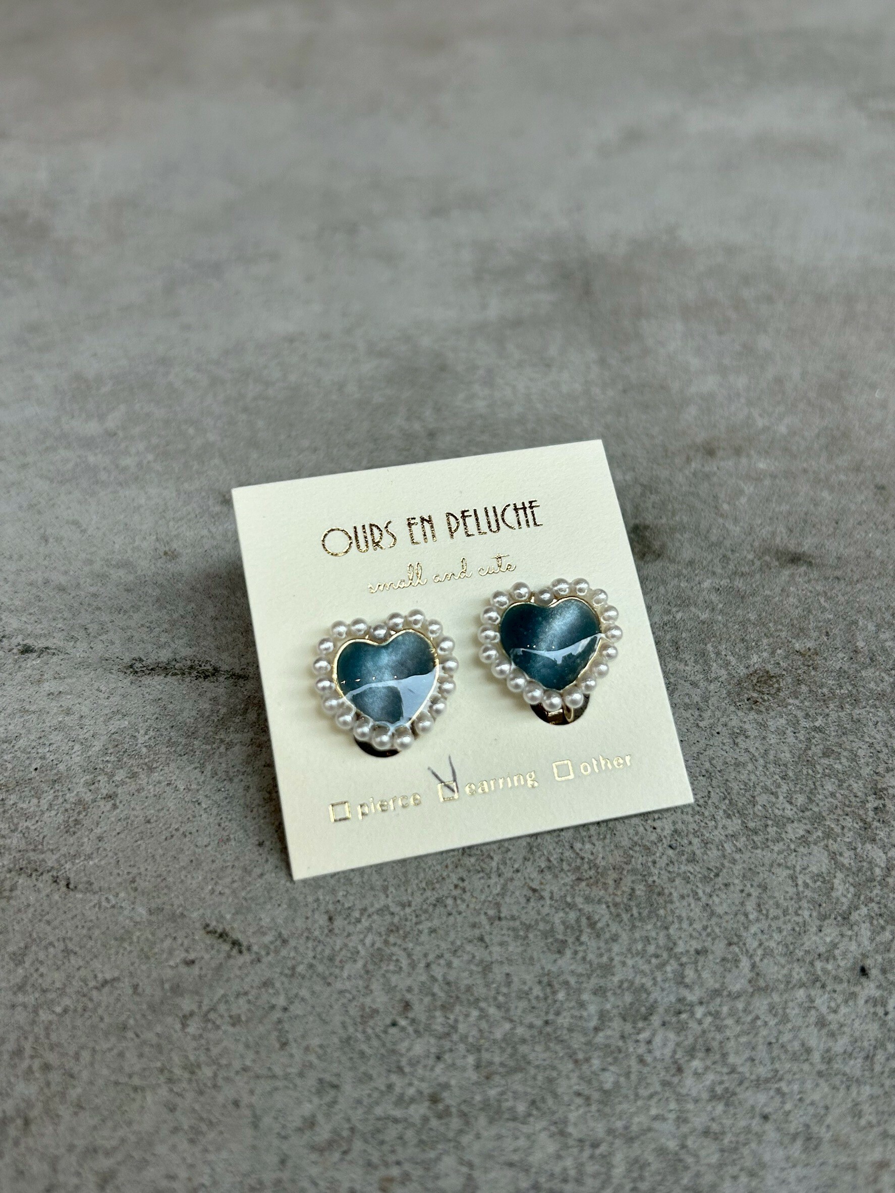 [OURS EN PELUCHE] 迷你珍珠愛心耳環 | 貓眼藍 | 耳夾 | NO.63