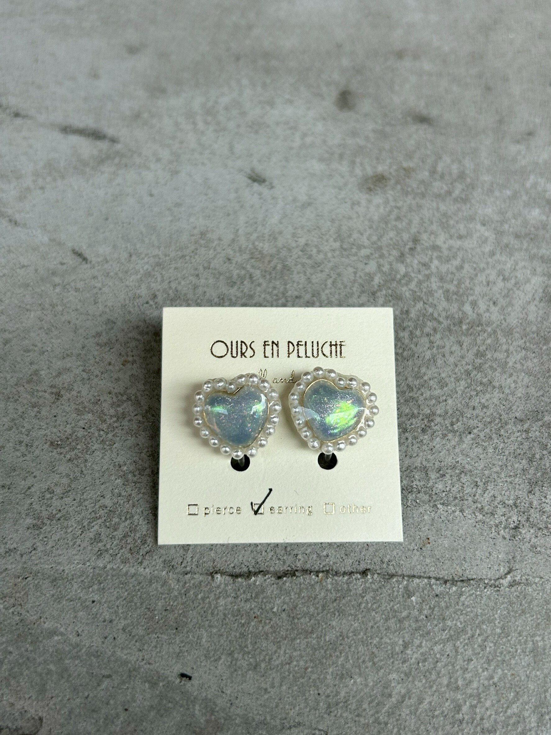 [OURS EN PELUCHE] 迷你珍珠愛心耳環 | 細閃水藍 | 耳針 | NO.64