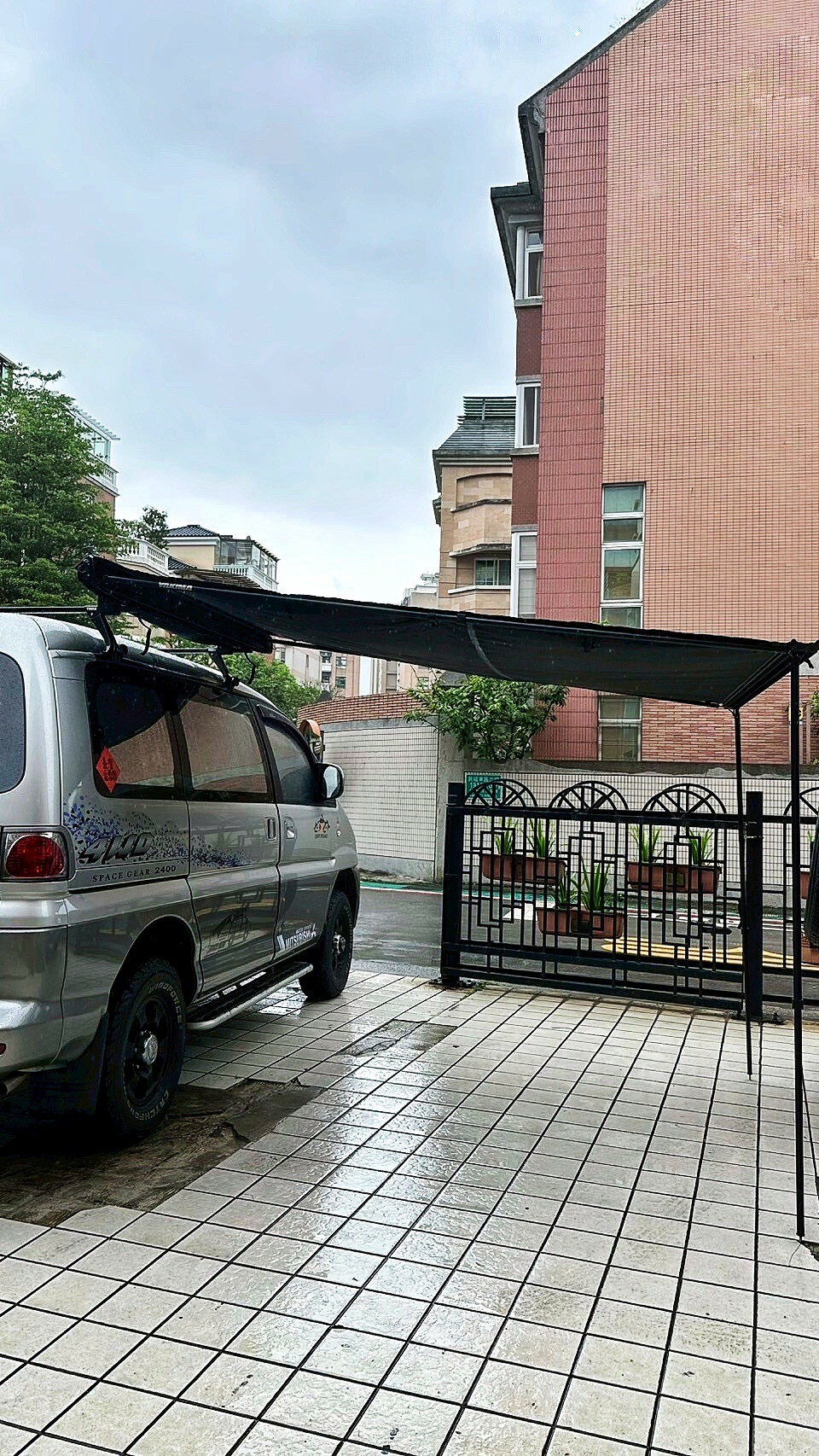 車邊帳 yakima OverNOut(2x2.5m)-Mitsubishi-Space Gear