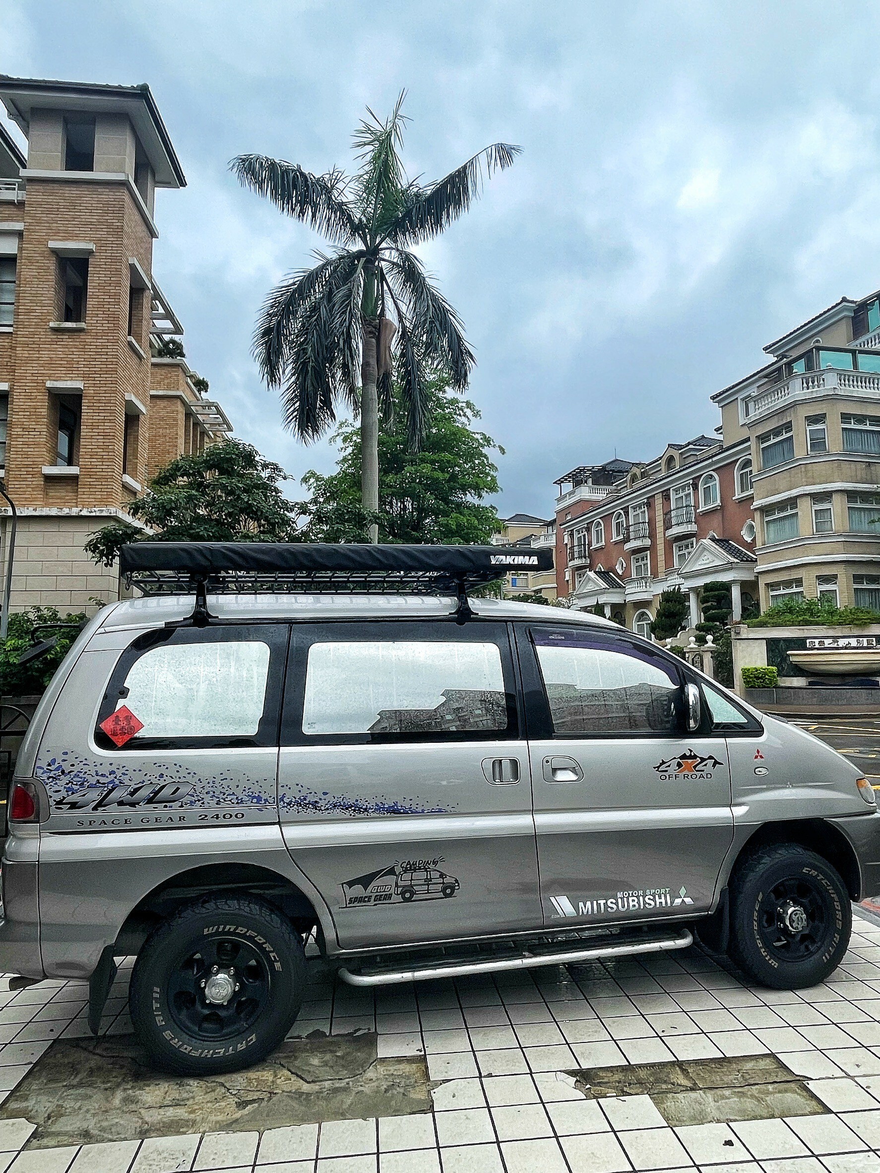 車邊帳 yakima OverNOut(2x2.5m)-Mitsubishi-Space Gear