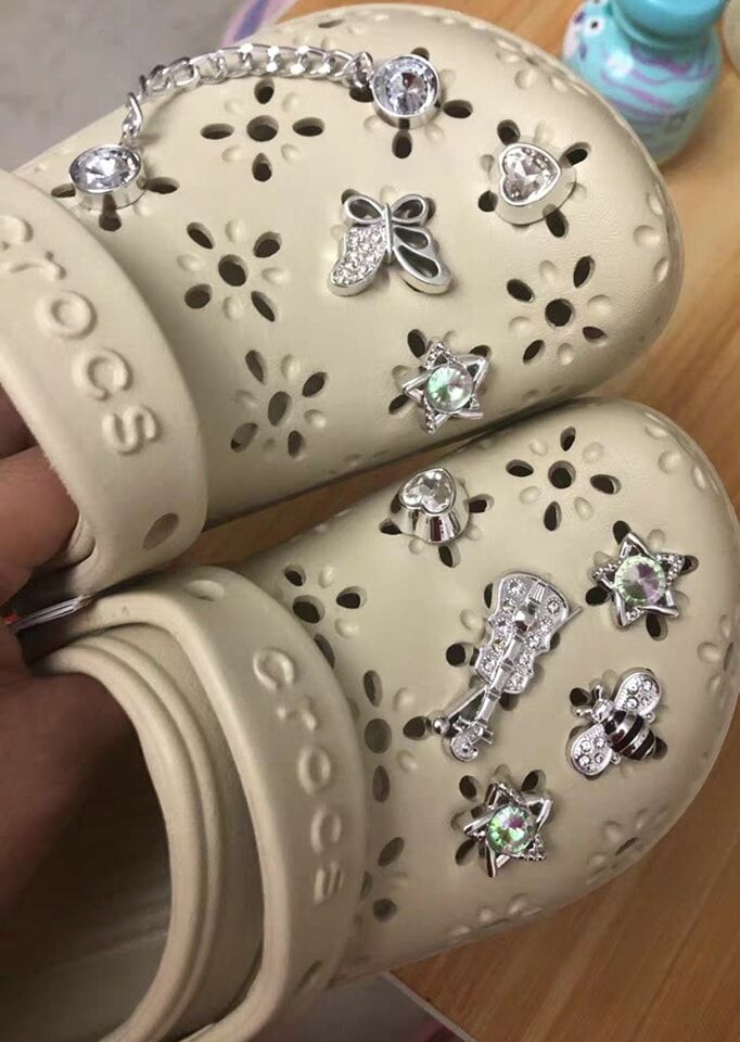 https://www.helloapril888.com/products?query=crocs