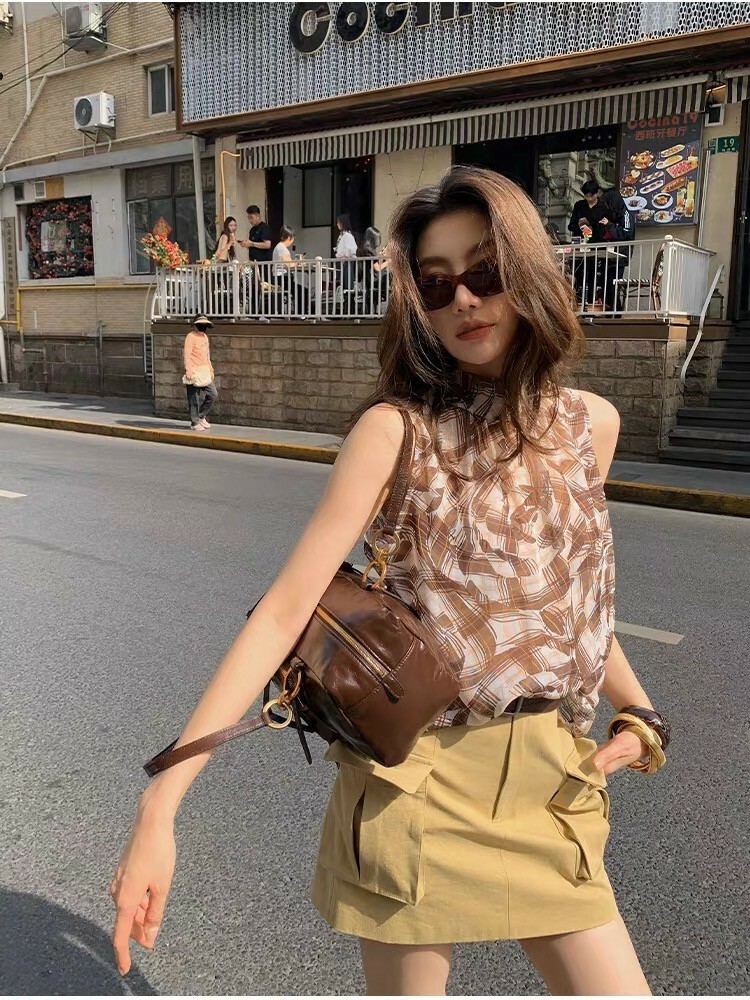 焦糖咖幾何圖形無袖小立領雪紡上衣S-L (Elegant & Love)