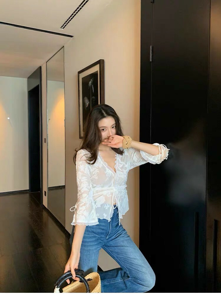 雲朵白微性感V領收腰蕾絲上衣S-L (Elegant & Love)