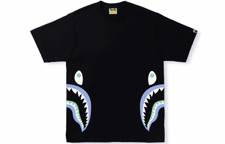 【代購】A BATHING APE Text Code Camo Side Shark Tee