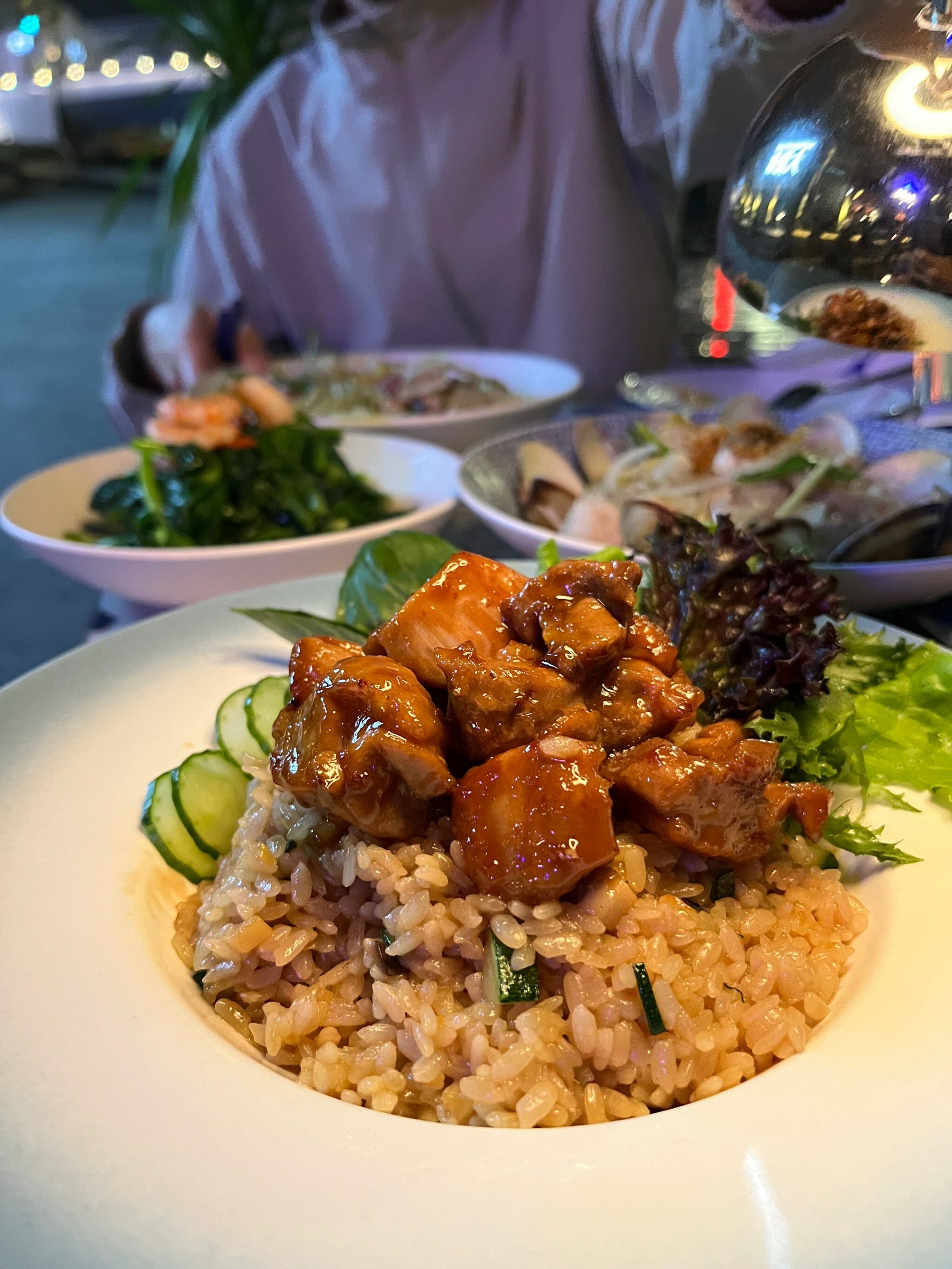 永心浮島 YONSHIN FUDOPIA 招牌炭香雞肉炒飯,搭配蔬菜沙拉,夜晚河畔用餐氛圍高雅