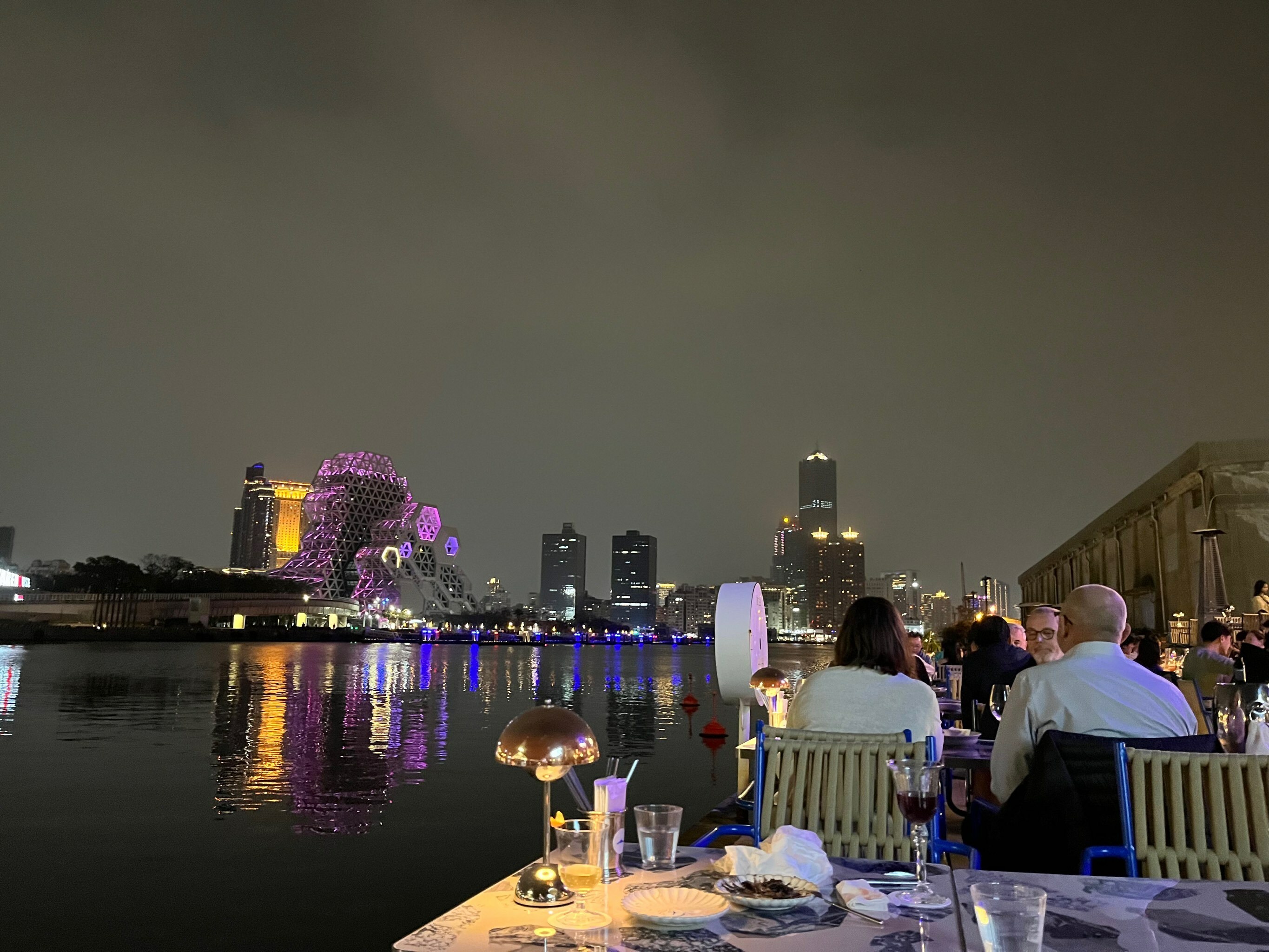 永心浮島 YONSHIN FUDOPIA 高雄港景觀夜晚用餐場景,近距離觀賞海港與城市燈光倒影