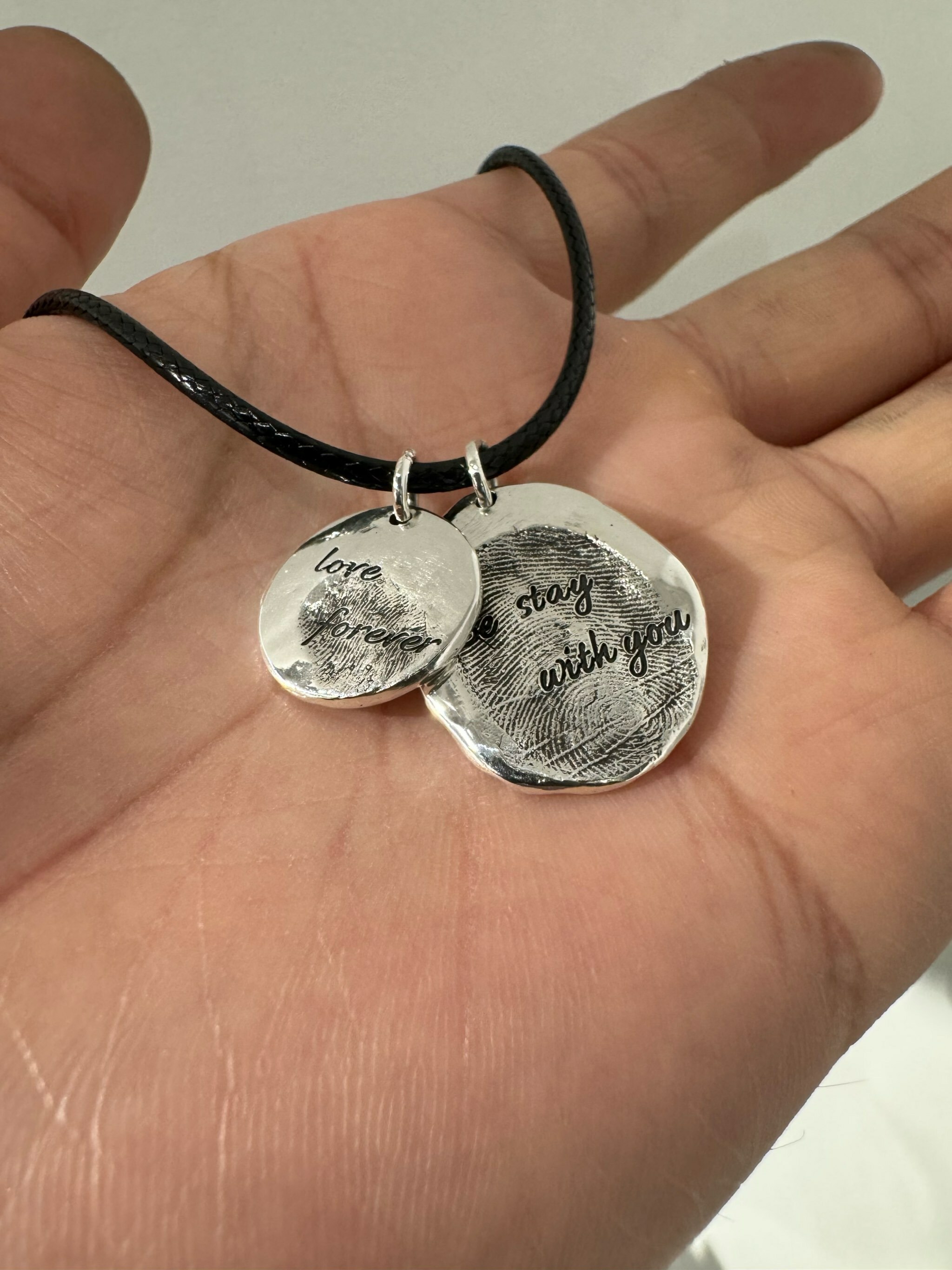 情侶專屬S925純銀指紋墜飾項鍊,圓牌設計刻有 love forever 與 be stay with you,紀念個人專屬溫度的手工飾品