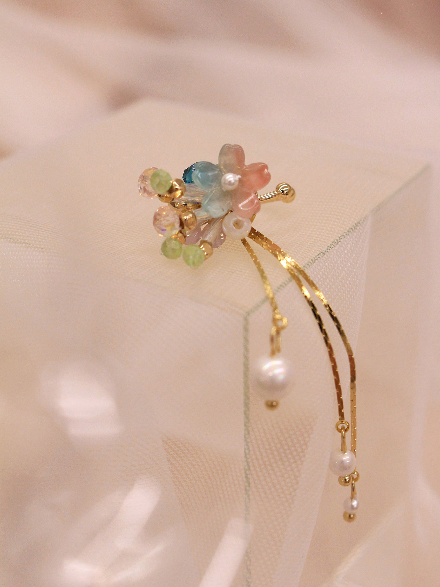 幻彩軟糖。MUCHAT手作14KGP透彩小花水晶耳骨夾(單支)